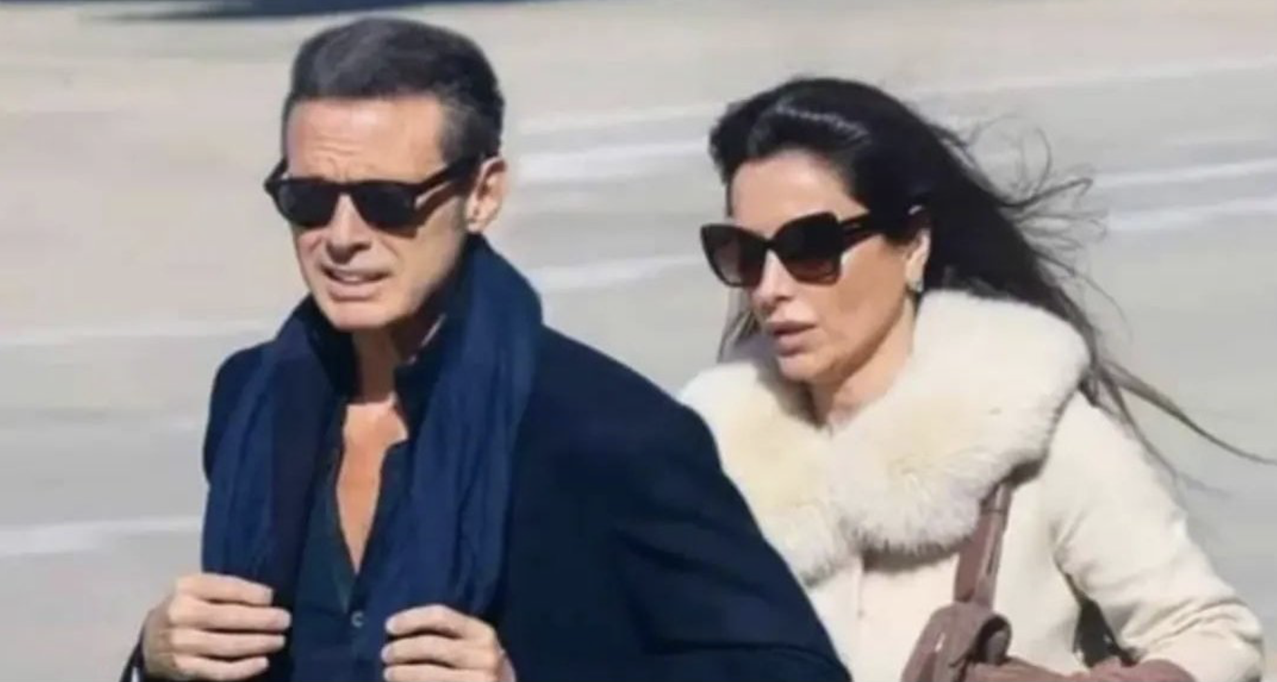 El cantante Luis Miguel y Paloma Cuevas fueron captados de vacaciones en España (Captura de pantalla)