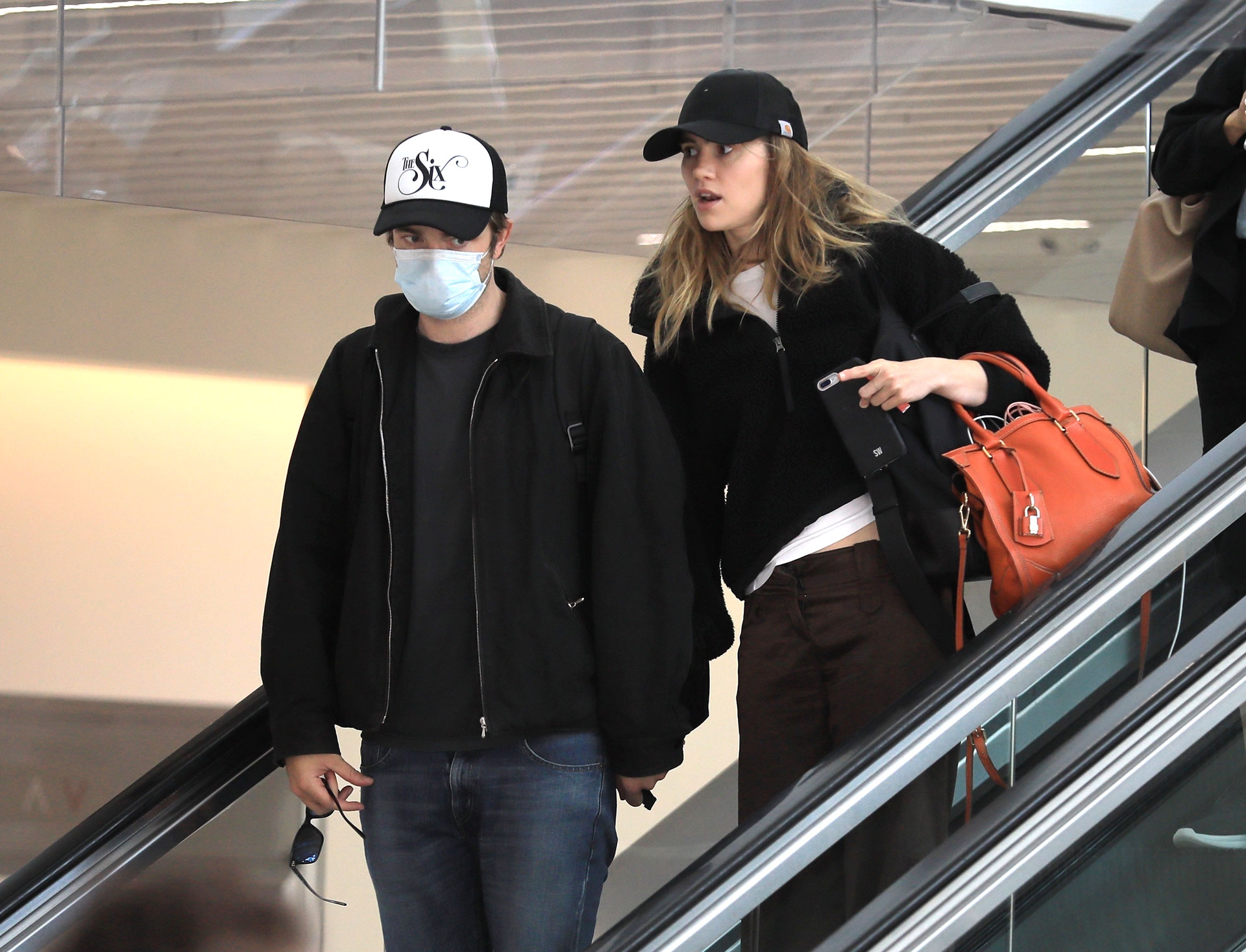 Robert Pattinson and Suki Waterhouse were photographed at the Los Angeles airport, where they arrived after enjoying a trip for their five-year relationship.  The actor tried to go unnoticed by taking advantage of the use of the mask and added a cap, while she also wore an accessory on her head