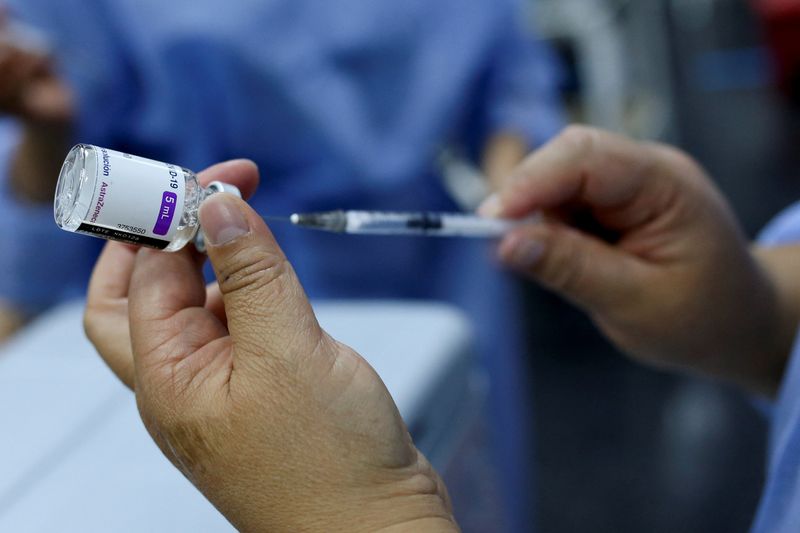 Foto de archivo. Un trabajador de la salud llena una jeringa con una dosis de la vacuna de AstraZeneca contra COVID-19 en la hemeroteca de la Universidad Nacional en Bogotá, Colombia, 15 de agosto, 2021. REUTERS/Luisa González