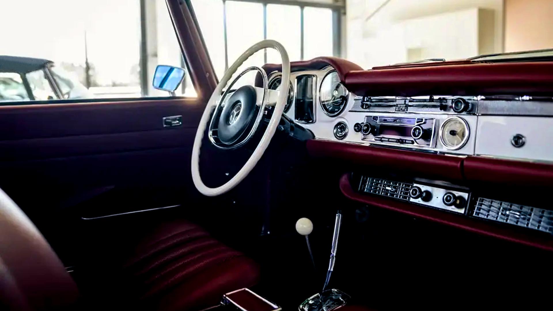 El interior del Pagoda se mantiene inalterable, salvo por el reemplazo de medidores de combustible y temperatura de aceite, que ahora marcan el nivel y temperatura de la batería