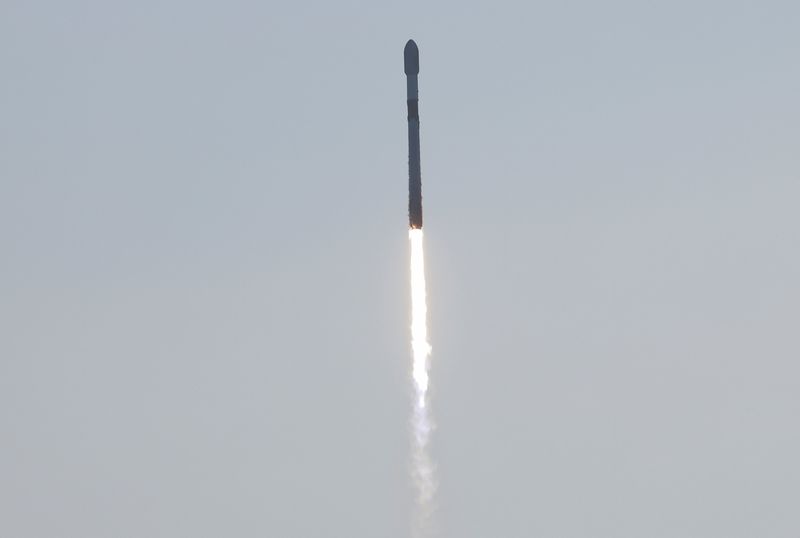 Un cohete Falcon 9 de SpaceX despega, transportando 53 satélites de internet Starlink, desde el Centro Espacial Kennedy en Cabo Cañaveral, Florida, Estados Unidos. 18 de mayo de 2022. (REUTERS/Joe Skipper)