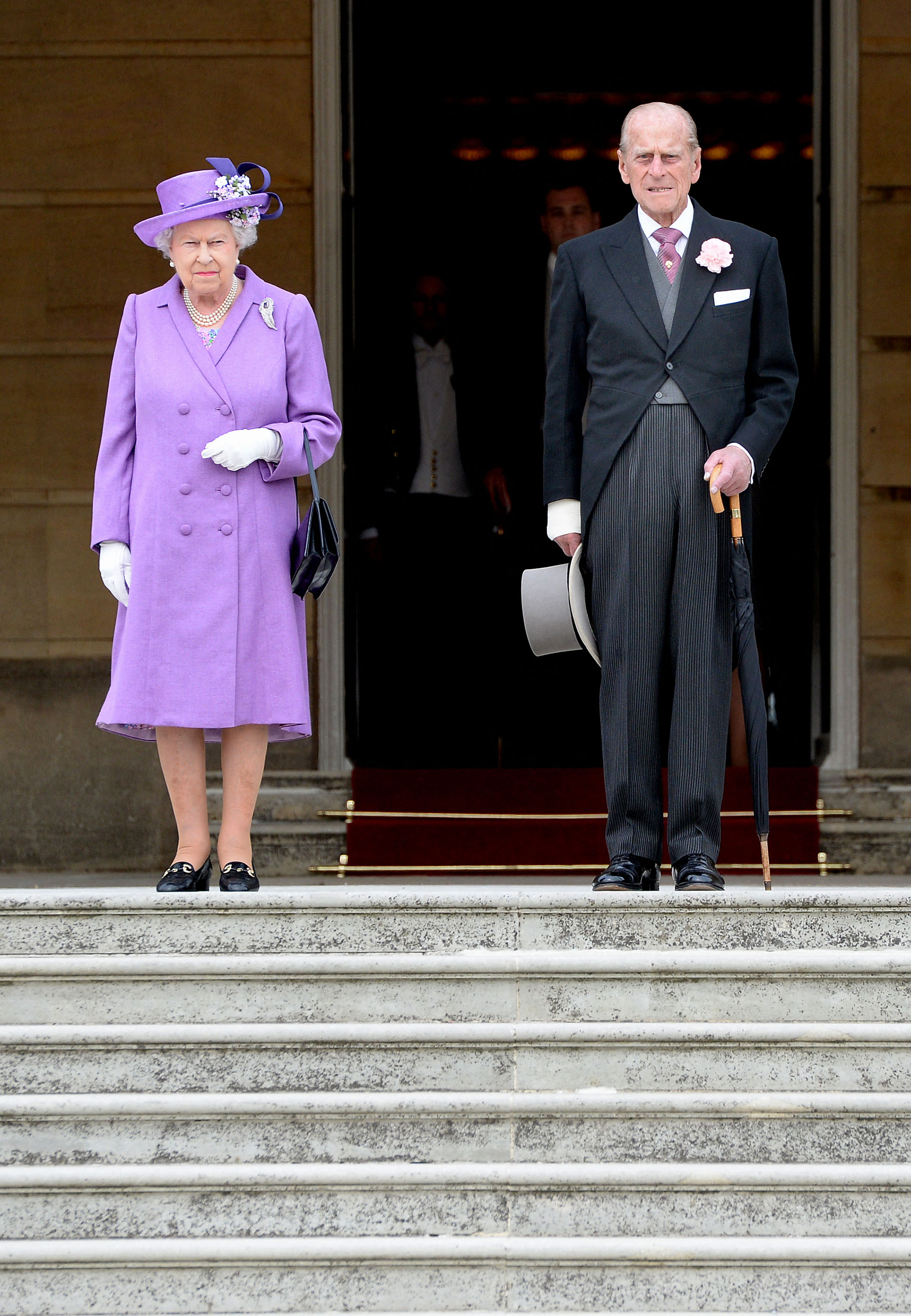 La reina Isabel II y el príncipe Felipe, duque de Edimburgo, asisten a la primera fiesta del año en el jardín, en el Palacio de Buckingham, en Londres el 21 de mayo de 2014