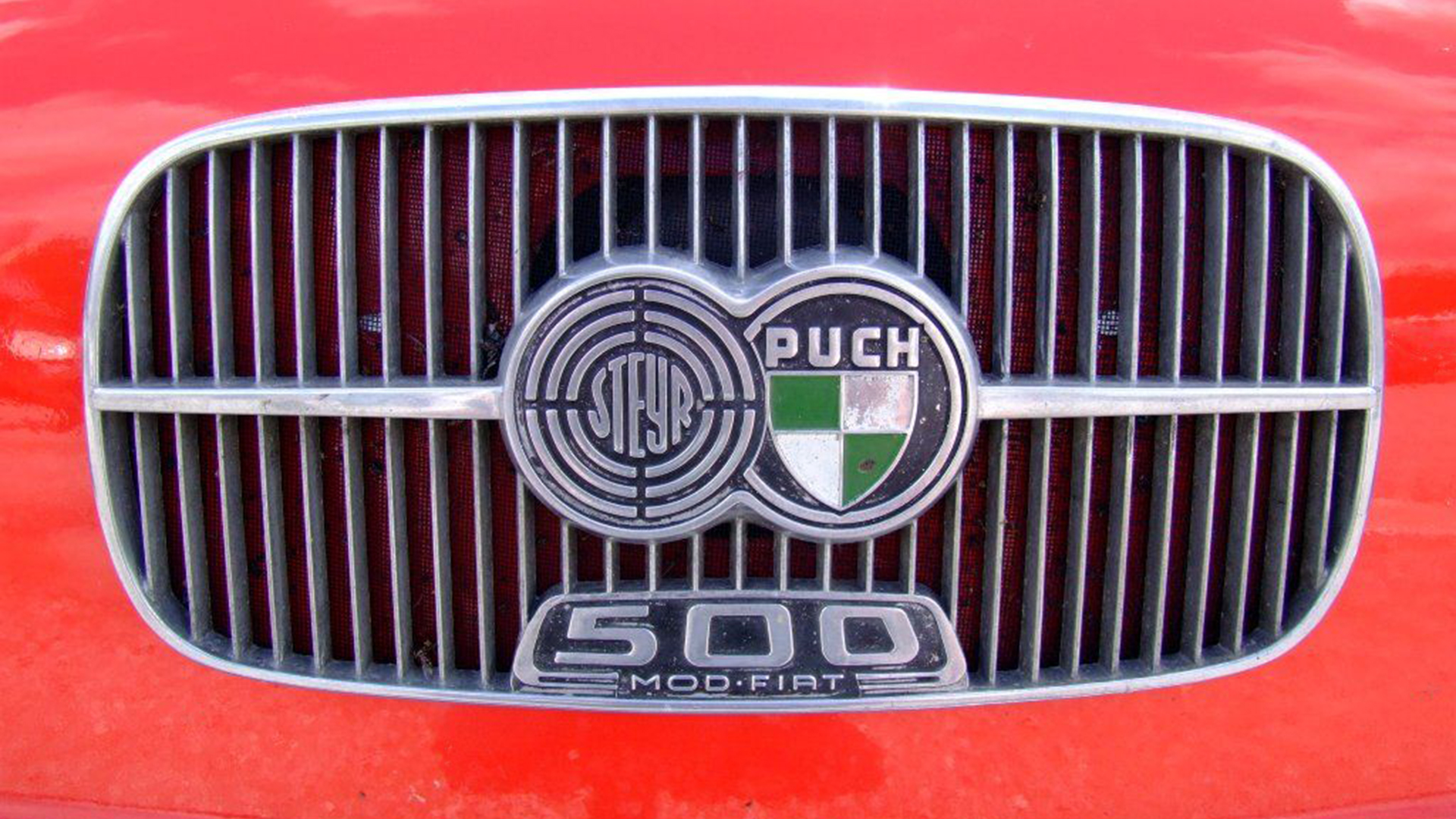 El origen de la actual fábrica fue la compañía que formaban Steyr-Daimler-Puch, adquirida por Magna International en 1998