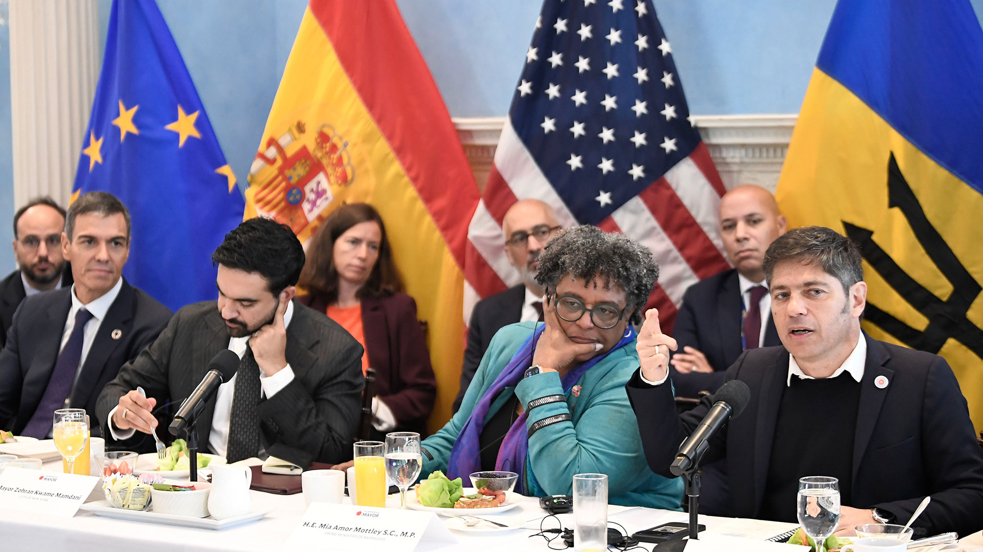 Tras su viaje a Nueva York, Kicillof busca volumen con China y el Papa ante la apatía de un sector del PJ