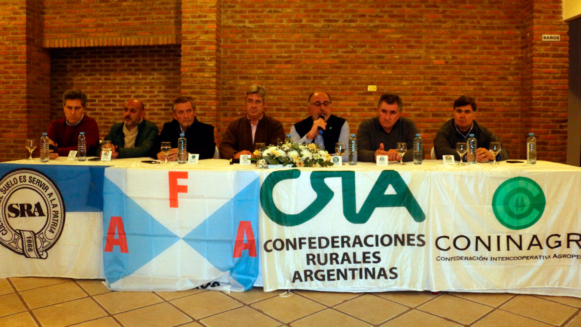 La Mesa de Enlace ayer durante una conferencia de prensa en el predio de la Sociedad Rural de Gualeguaychú. 