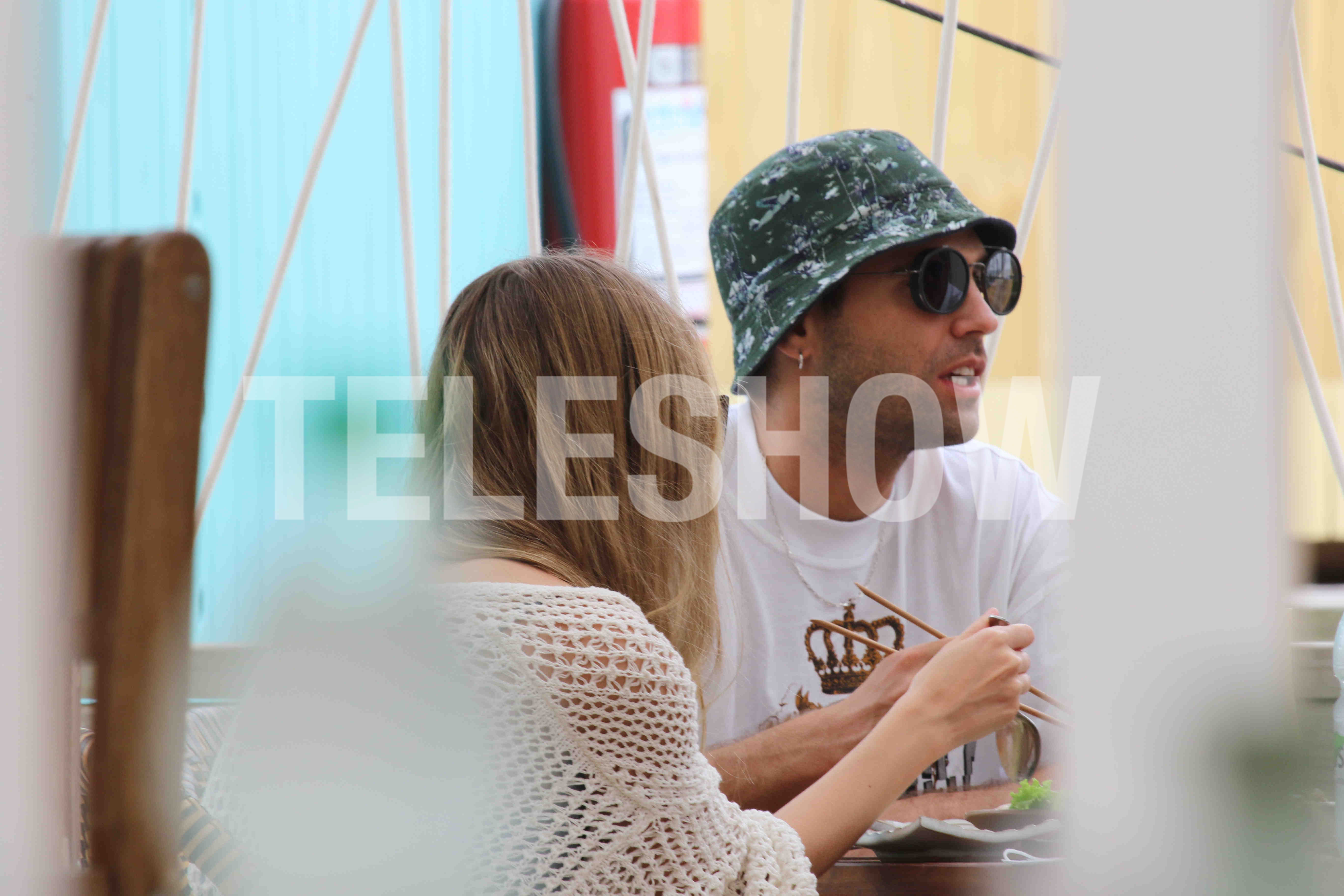 Nicolás Furtado y Ester Expósito se dieron tiempo para ir a un reconocido restaurante en Punta del Este (RS Fotos)