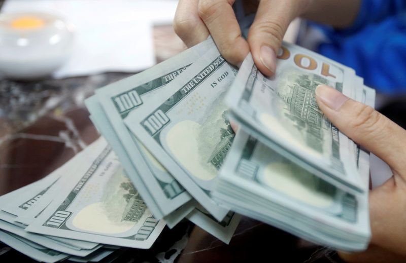 Empleado bancario cuenta billetes de dólar, 16 mayo 2016.
REUTERS/Kham