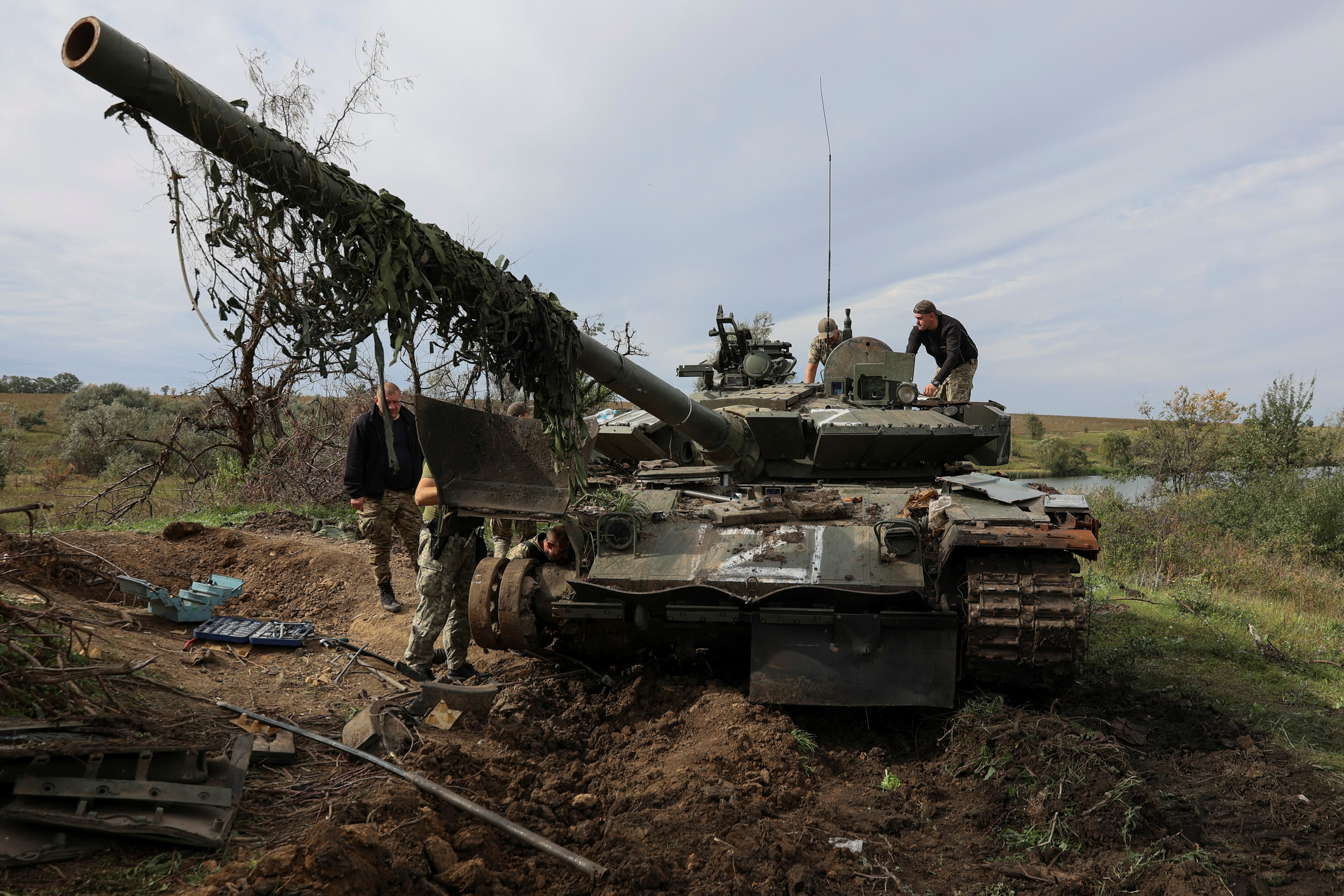 Un tanque ucraniano destruido tras la contraofensiva ucraniana (REUTERS/Sofiia Gatilova)