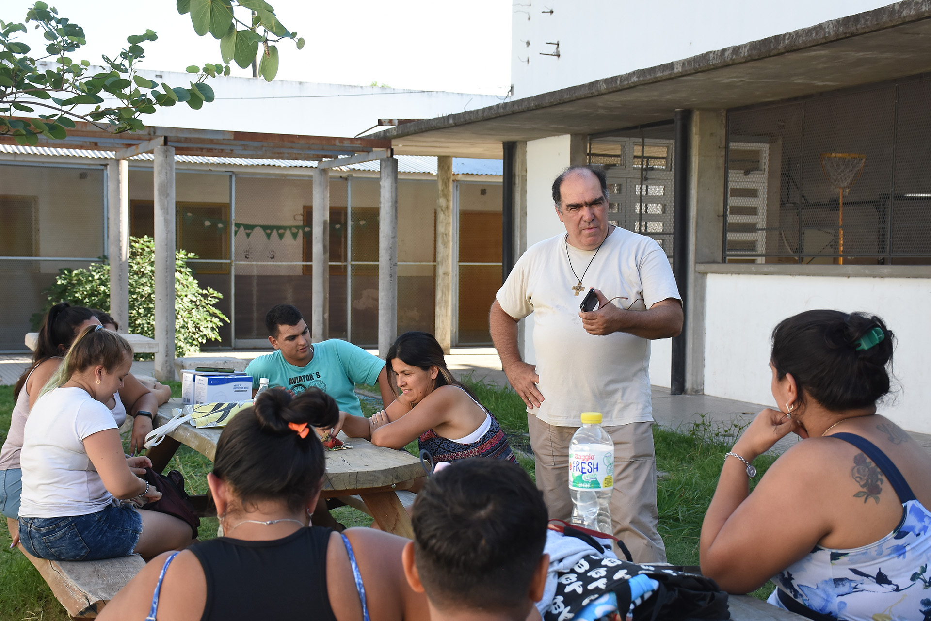El cura Marcelo Ciavatti rodeado de adolescentes y madres en Santa Lucía . Allí armó un tejido solidario para intentar contener a los jóvenes de uno de los barrios carenciados de Rosario