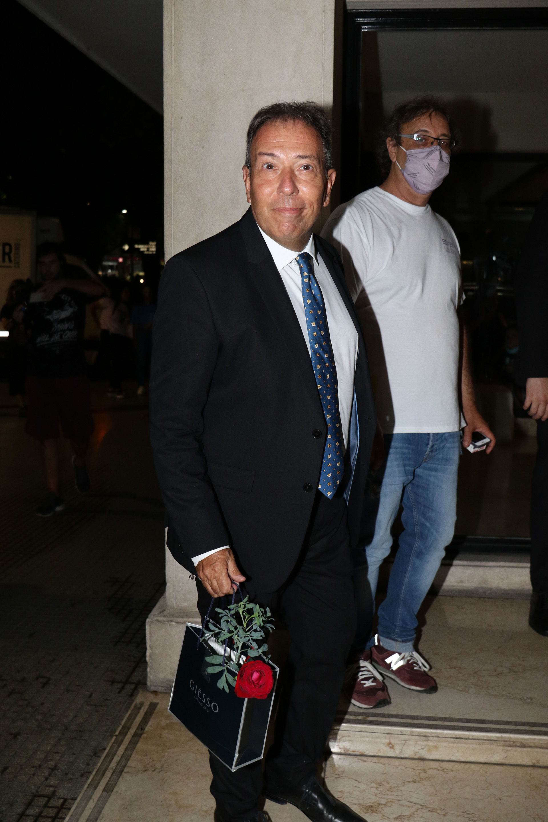 El periodista y jefe de prensa Alejandro Veroutis arribó con un regalo y una flor