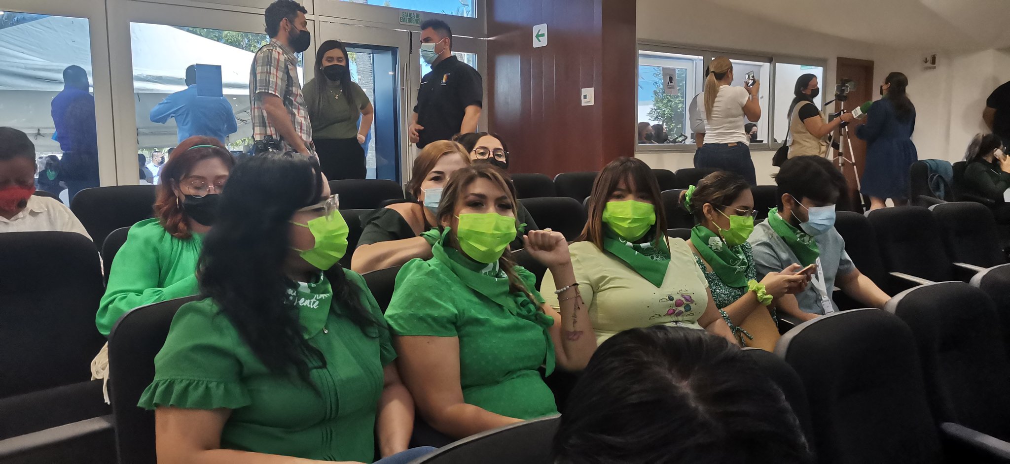 Activistas de la Marea Verde esperan la resolución del Congreso de BCS (Foto: Twitter/nonroja)