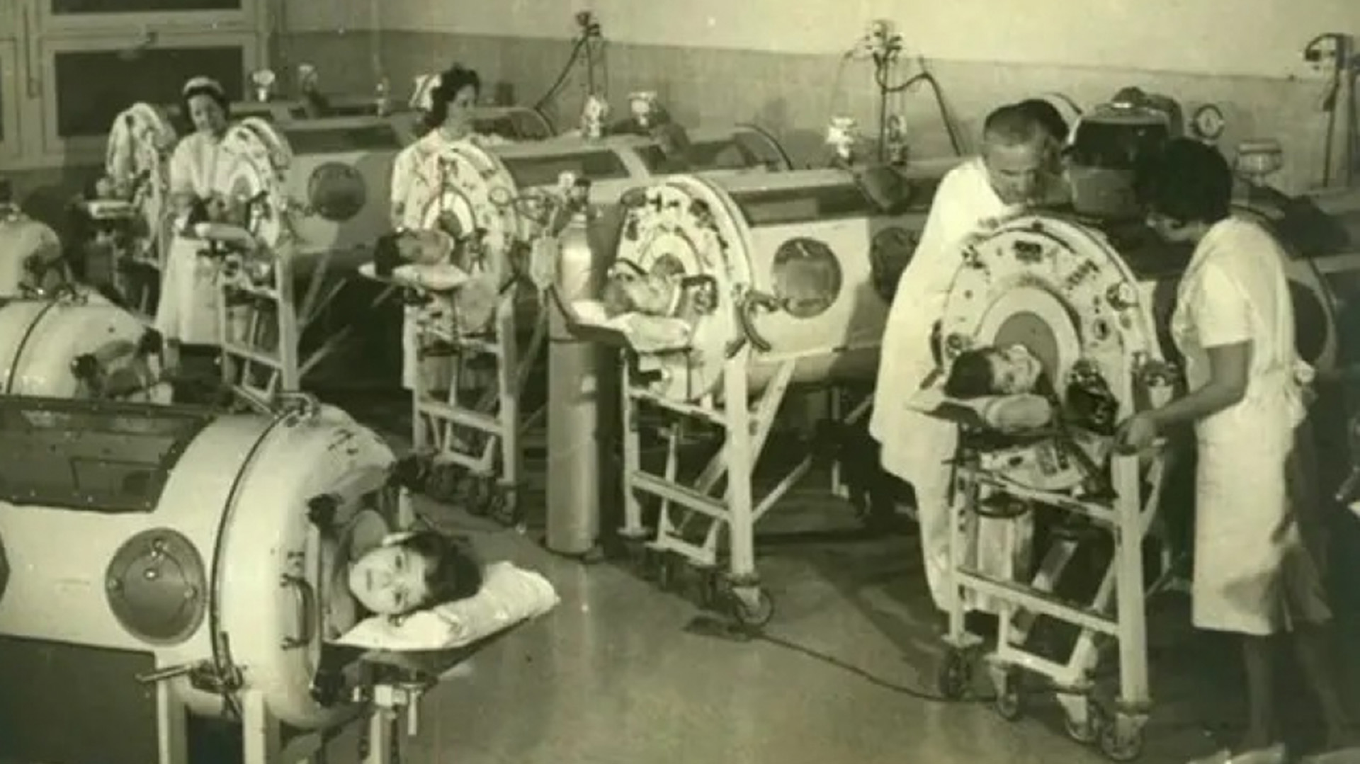 En los años cincuenta hubo diferentes epidemias de poliomielitis en el mundo. En Argentina, se creó el Hospital Ferrer en Ciudad de Buenos Aires para atender a los chicos afectados, y el doctor Aquiles Roncoroni impulsó los cuidados intensivos (AGN)