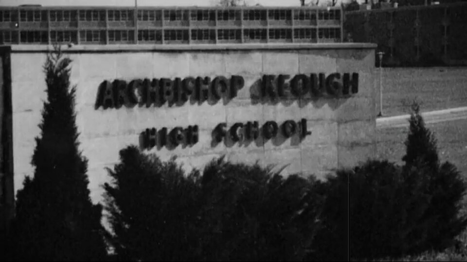 El frente de la Escuela Secundaria Arzobispo Keough, donde Maskell fue capellán entre 1968 y 1975