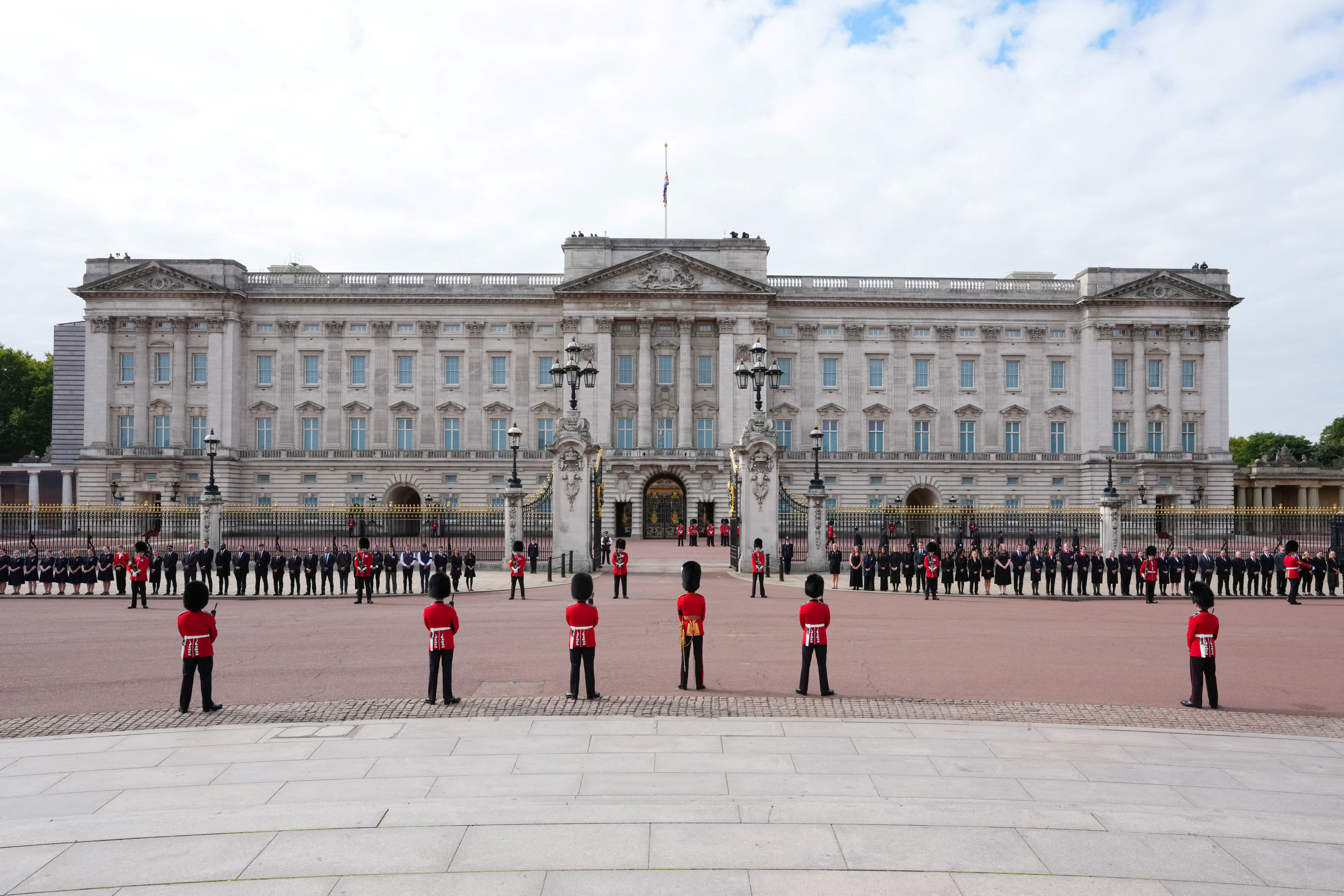 El personal doméstico del Palacio de Buckingham presenta sus respetos durante el funeral de estado de la reina Isabel II. 