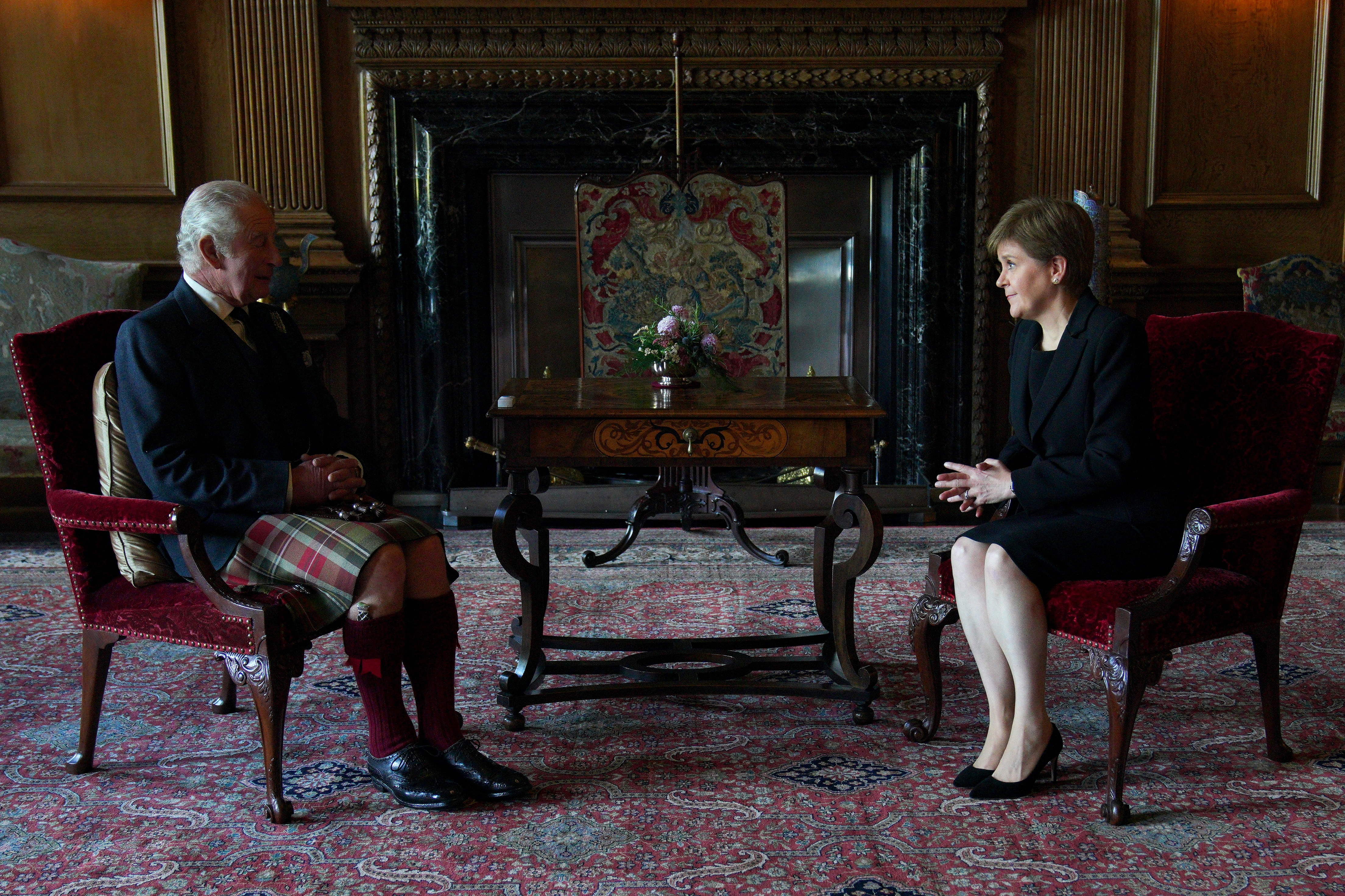 El rey Carlos de Inglaterra con la primera ministra de Escocia, Nicola Sturgeon, durante una audiencia en el Palacio de Holyroodhouse, Edimburgo, Escocia, Gran Bretaña 12 de septiembre de 2022. Peter Byrne/Pool vía REUTERS