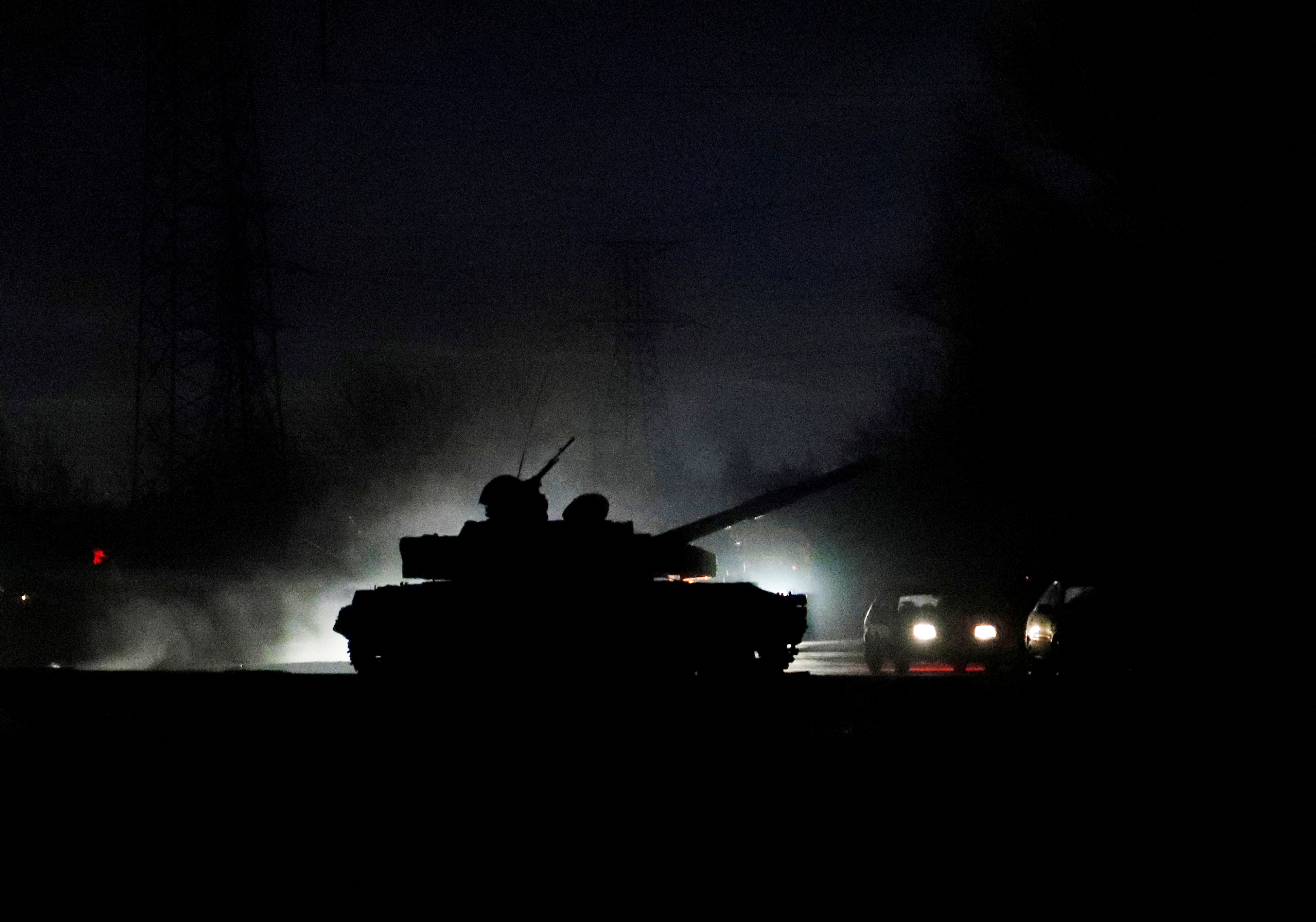 Un tanque conduce por una calle después de que el presidente ruso, Vladimir Putin, ordenara el despliegue de tropas rusas en dos regiones separatistas en el este de Ucrania (REUTERS/Alexander Ermochenko)