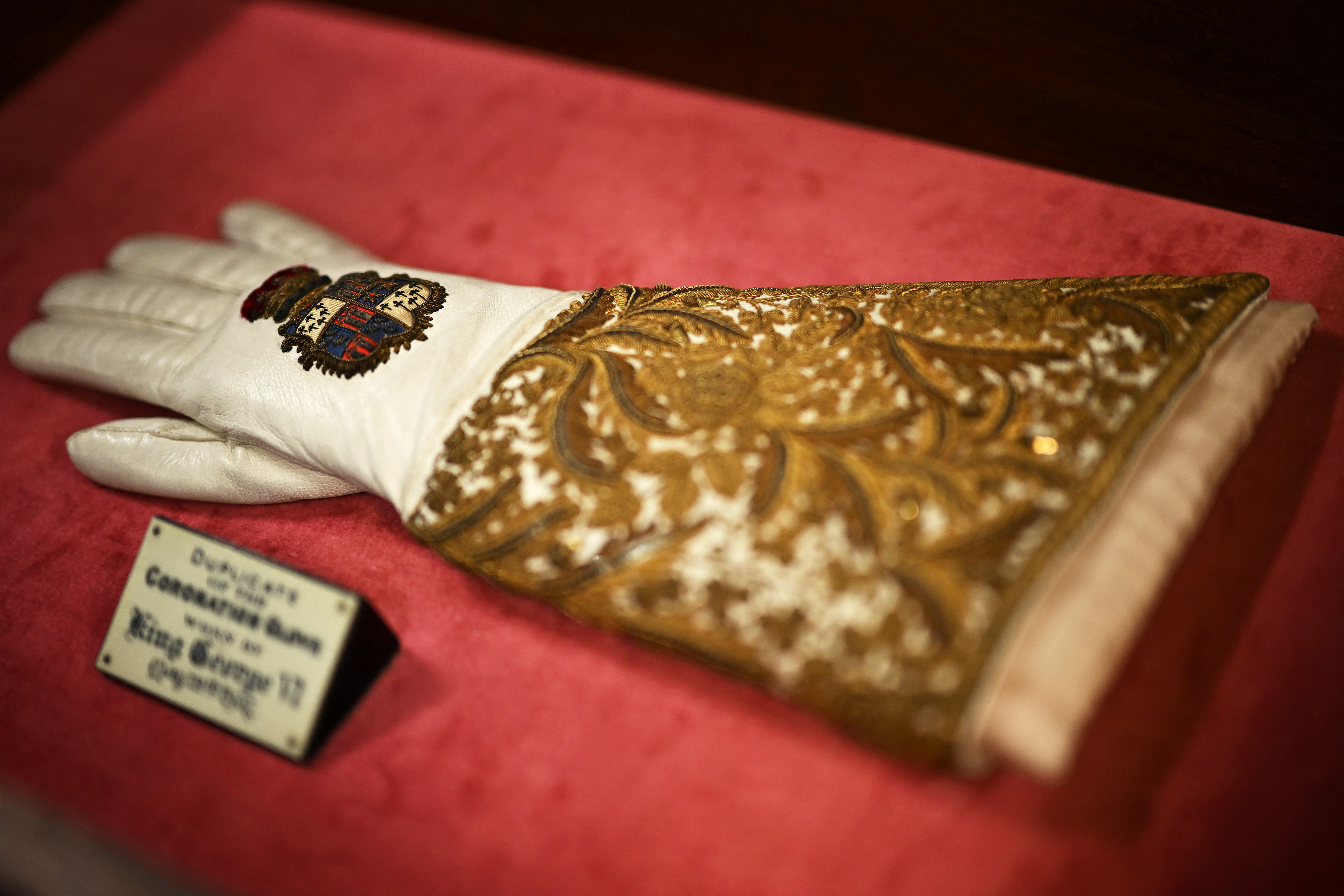 El duplicado del guante o guantelete de la coronación se exhibe en el Museo Dents, que el rey Carlos va a reutilizar. El guante se usó por primera vez en la coronación de su abuelo, el rey Jorge VI en 1937, en Warminster, Gran Bretaña, el 24 de abril de 2023. REUTERS/Dylan Martínez
