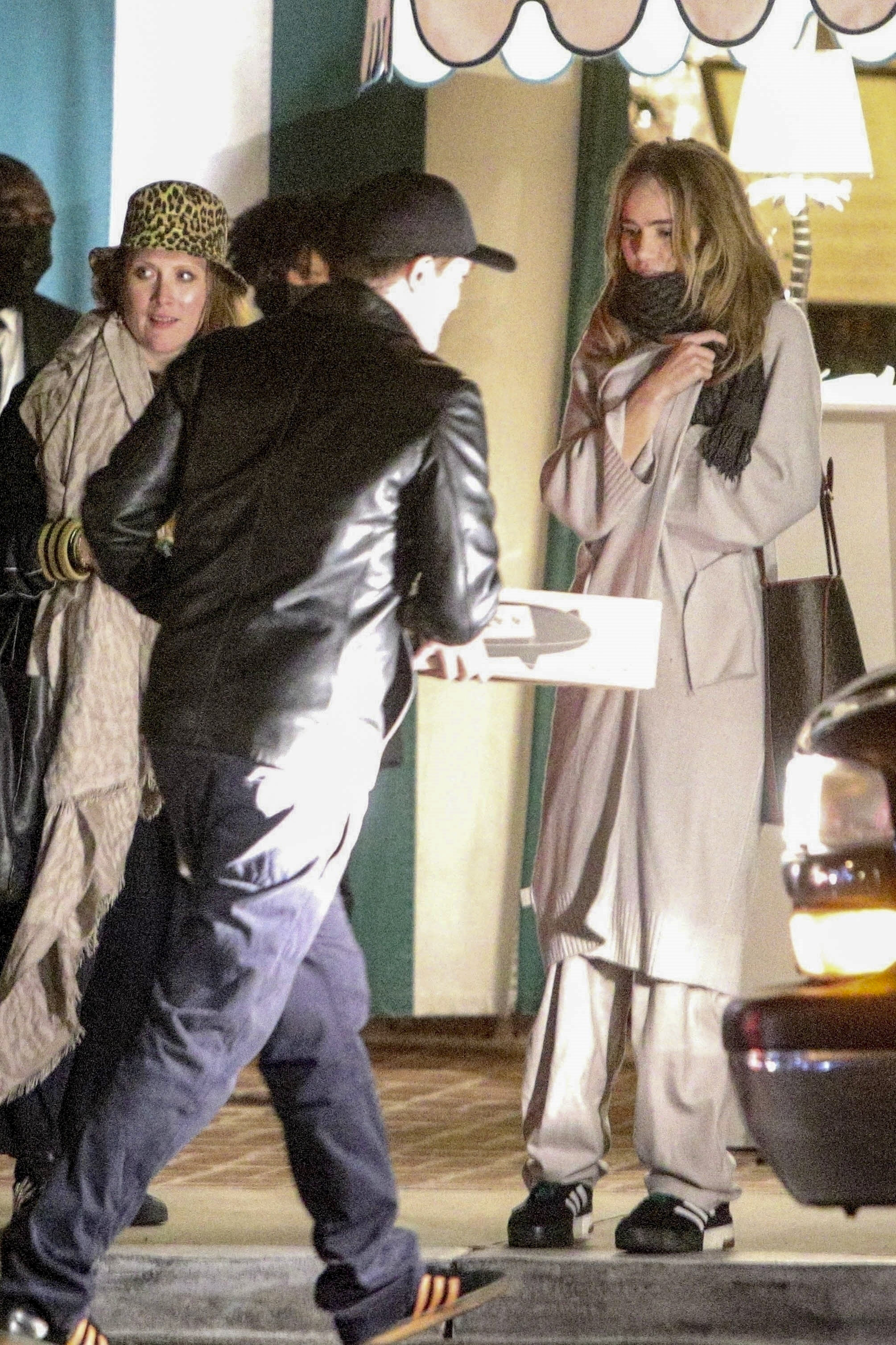 Antes de cenar con su novia, Robert Pattinson ayudó a su amigo a descargar  algunos regalos de su camioneta, en Los Ángeles