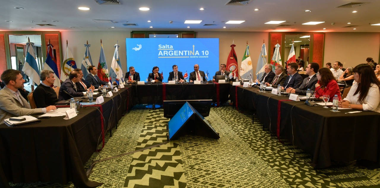 Los gobernadores de 10 provincias con el jefe de Gabinete Juan Manzur presidiendo la reunión se juntaron este viernes en Salta.
