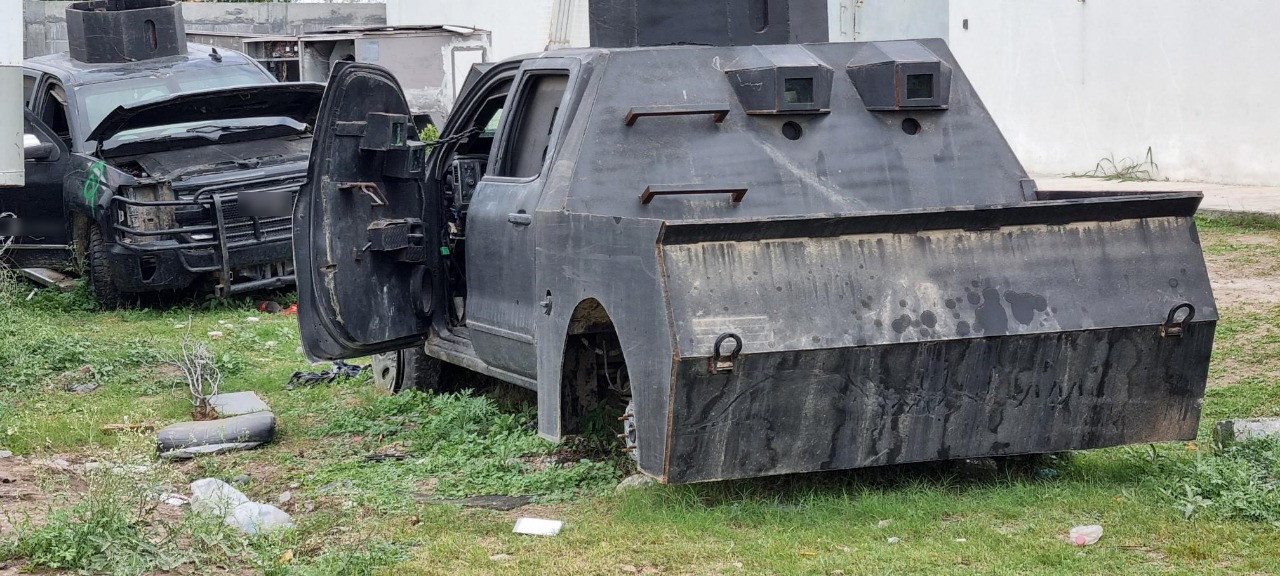 Uno de los vehículos con blindaje artesanal era de color negro, mientras que otro tenía colores tipo militar 
(Foto: FGR)