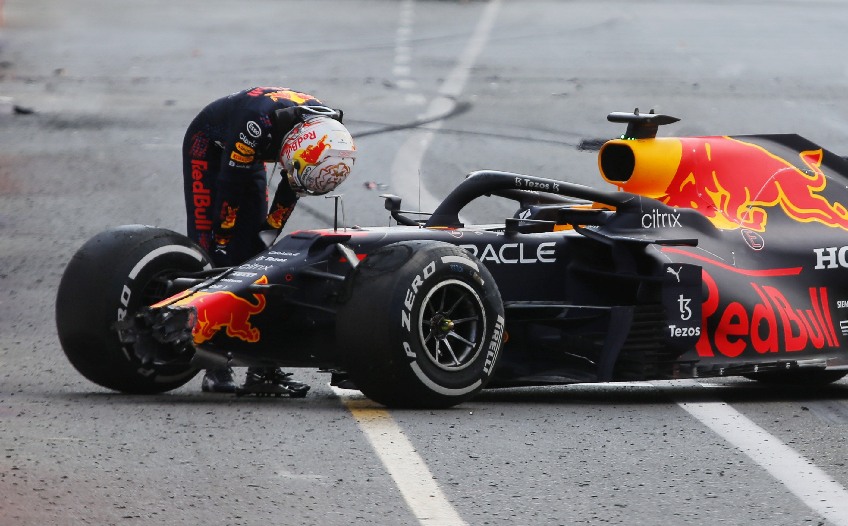 El lamento de Max Verstappen tras su accidente que le costó el triunfo en Bakú (Reuters/ Anton Vaganov)