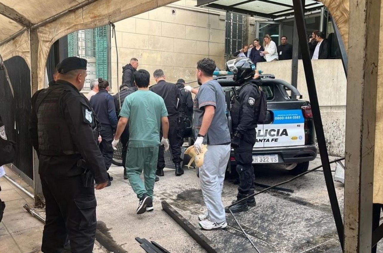 Caos en Santa Fe: un patrullero perdi&oacute; el control, se incrust&oacute; en la guardia de un hospital y hubo cuatro heridos
