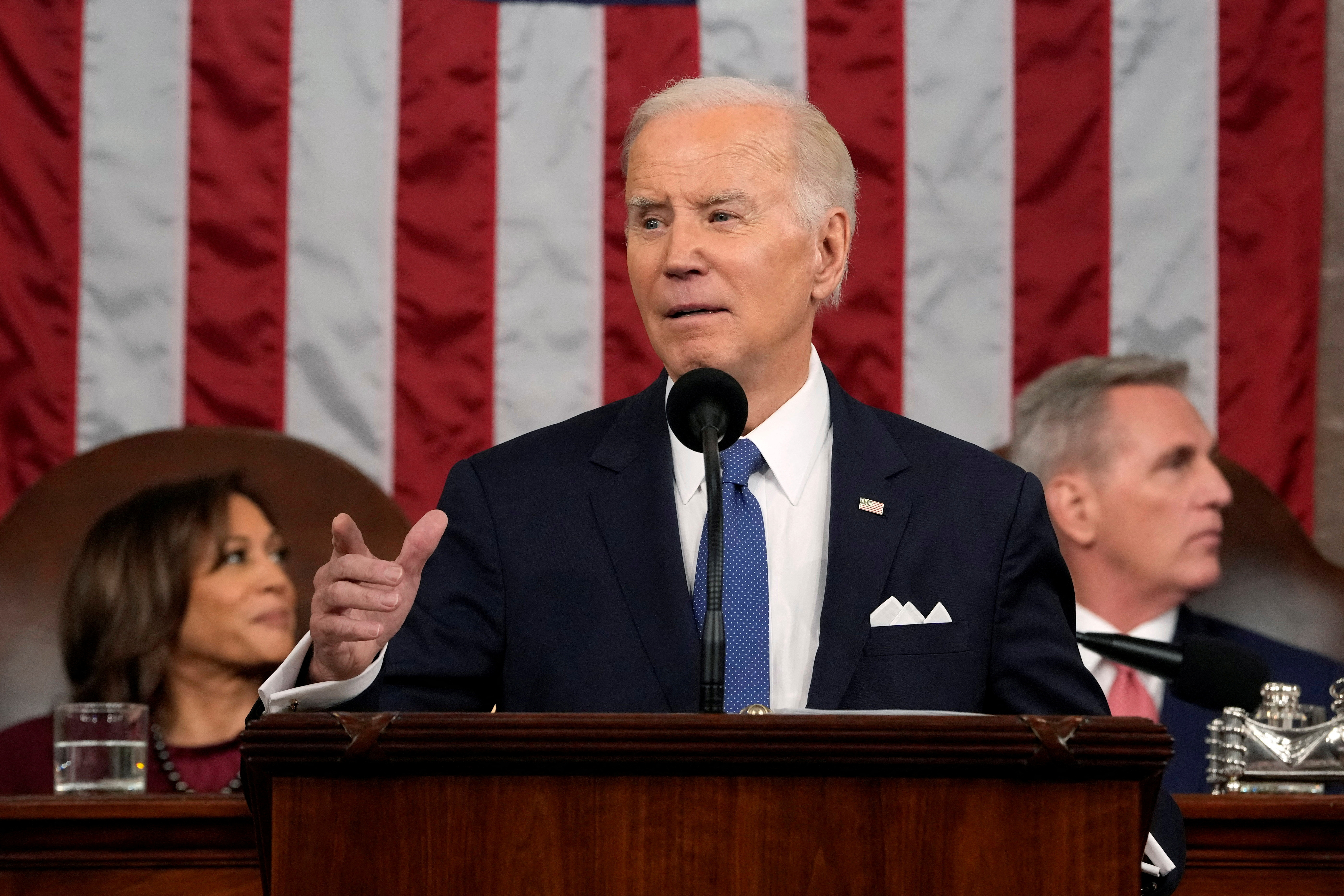 Para sumar incomodidades Joe Biden anuncio el programa 'American First'.  “Bajo mi supervisión, las carreteras, puentes y carreteras estadounidenses se construyen con productos estadounidenses”, dijo el mandatario durante su discurso del Estado de la Unión en el Congreso de su país.