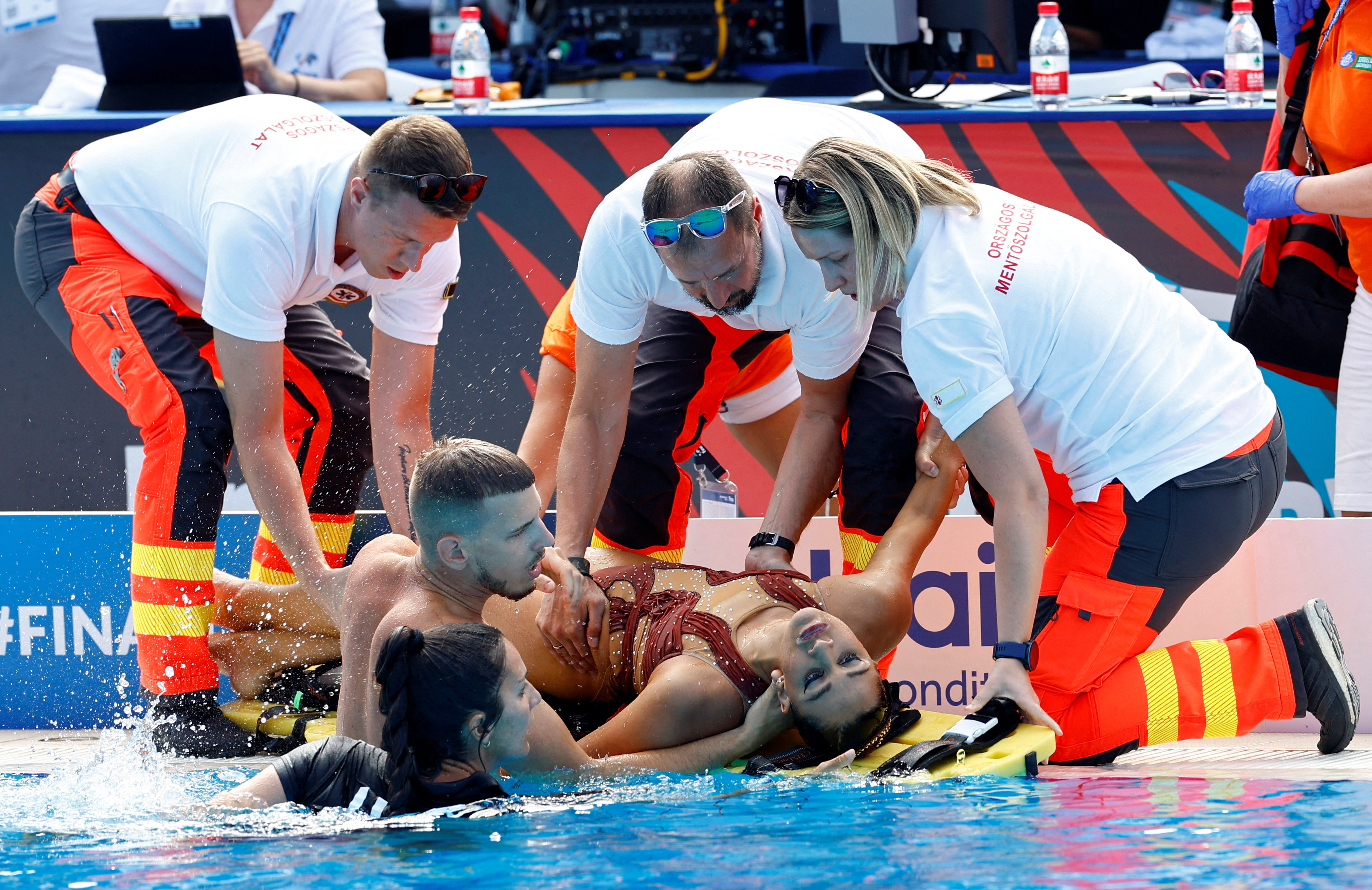 Andrea Fuentes rescató a su nadadora Anita Álvarez, que se desmayó en plena rutina del solo libre en el Mundial de natación en Budapest (REUTERS/Lisa Leutner)