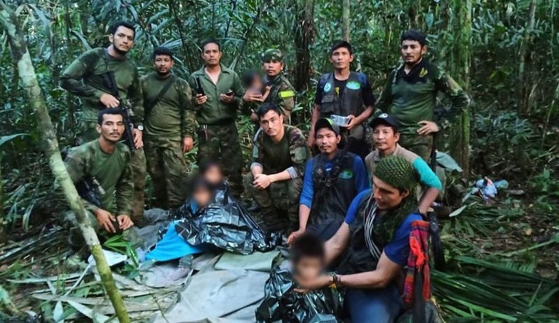Soldados colombianos atienden a cuatro niños sobrevivientes de una avioneta Cessna 206 que se estrelló en la selva, en límites entre los departamentos de Caquetá y Guaviare. Foto Fuerzas Militares de Colombia/Presidencia