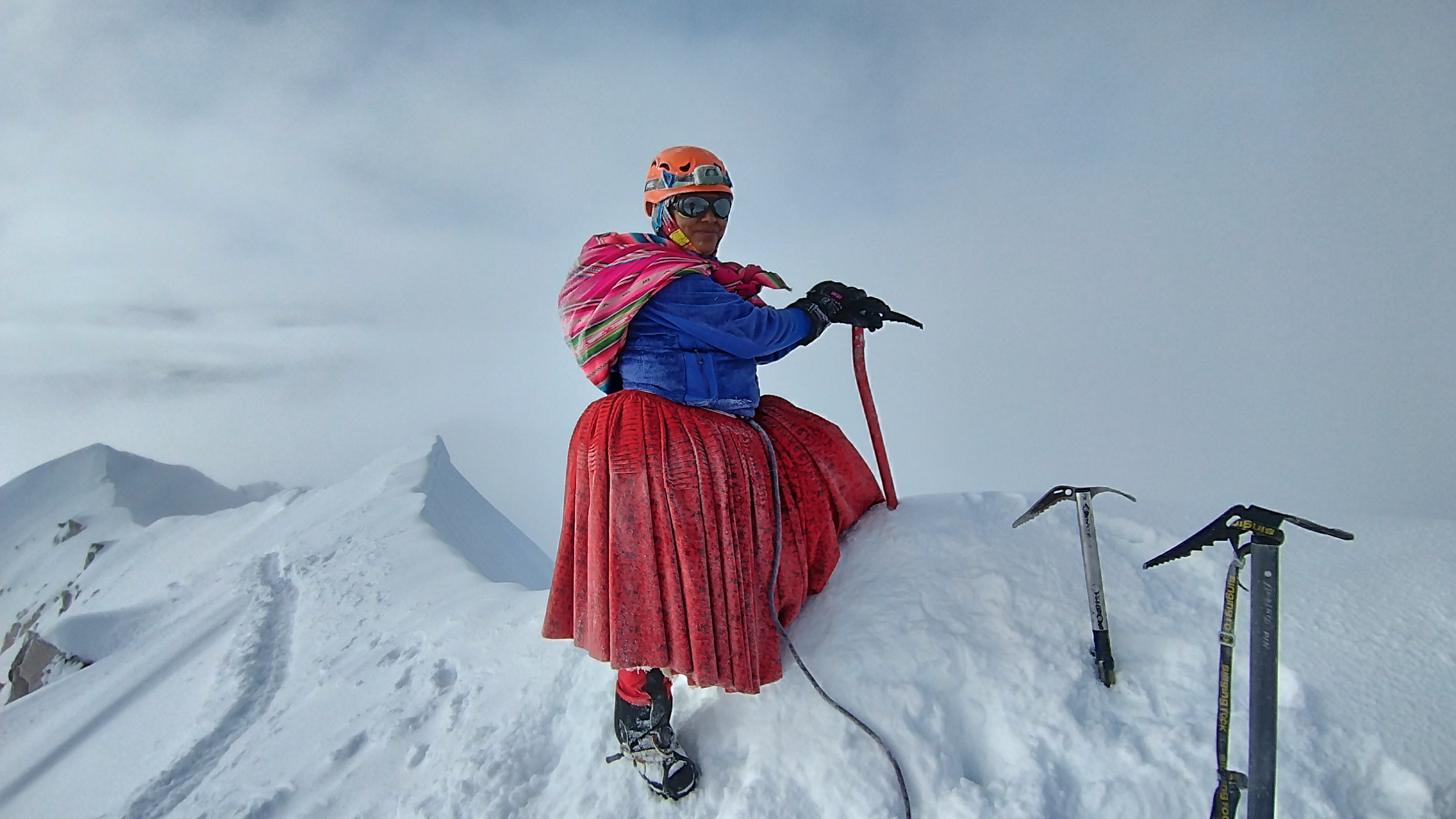 Las cholitas escaladoras de Bolivia quieren conquistar el Everest: “Hemos demostrado que podemos hacer lo mismo que los hombres”
