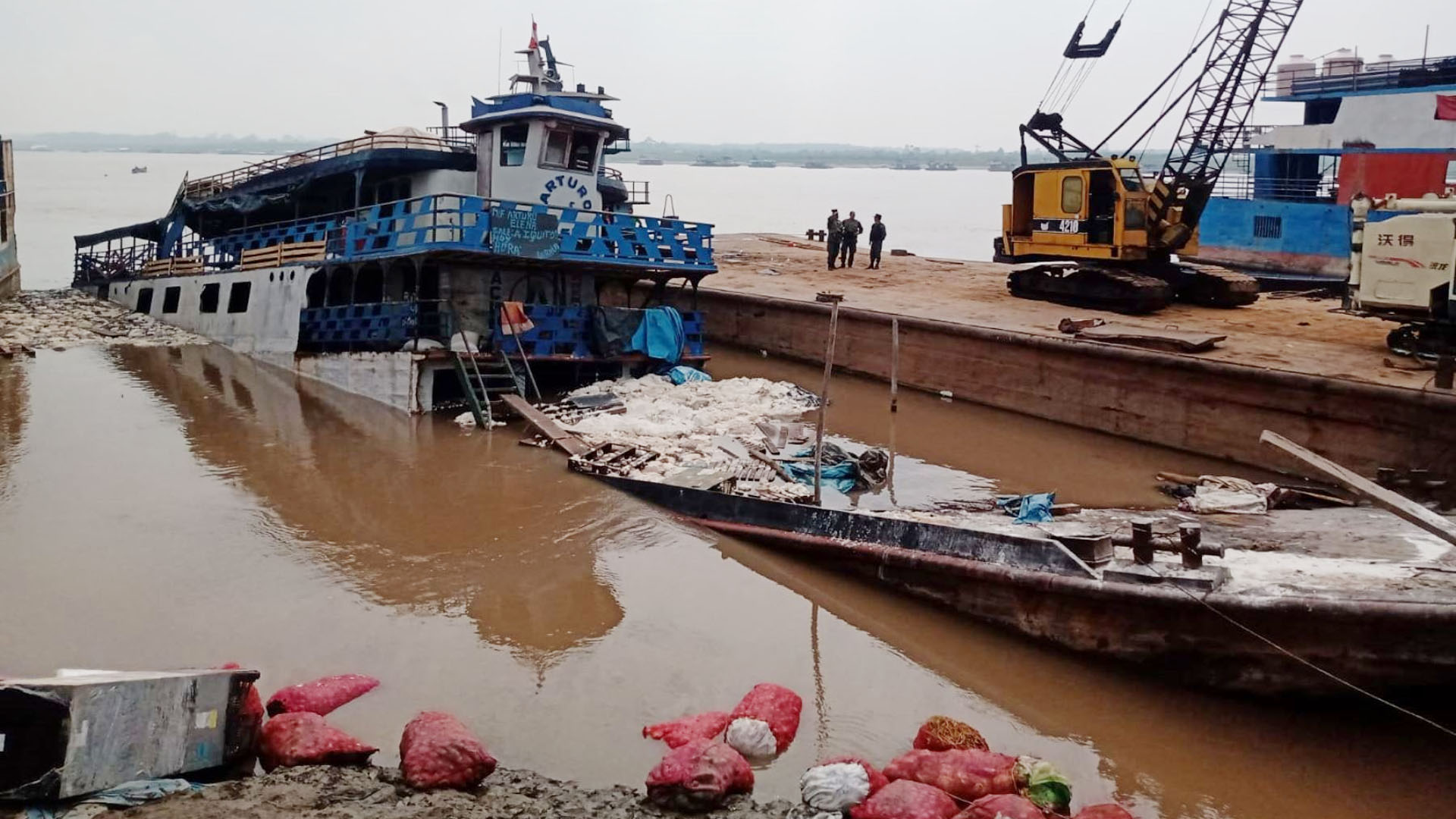 Embarcación con alimentos se hunde en río Ucayali y vecinos intentan llevarse la carga