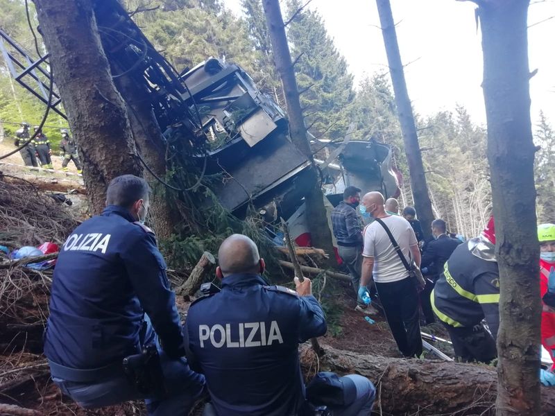 Miembros de la policía y el servicio de rescate trabajan junto a un teleférico destruido luego de que cayó al suelo en Stresa, cerca del Lago Mayor, Italia. 23 de mayo, 2021 (Foto: Reuters)