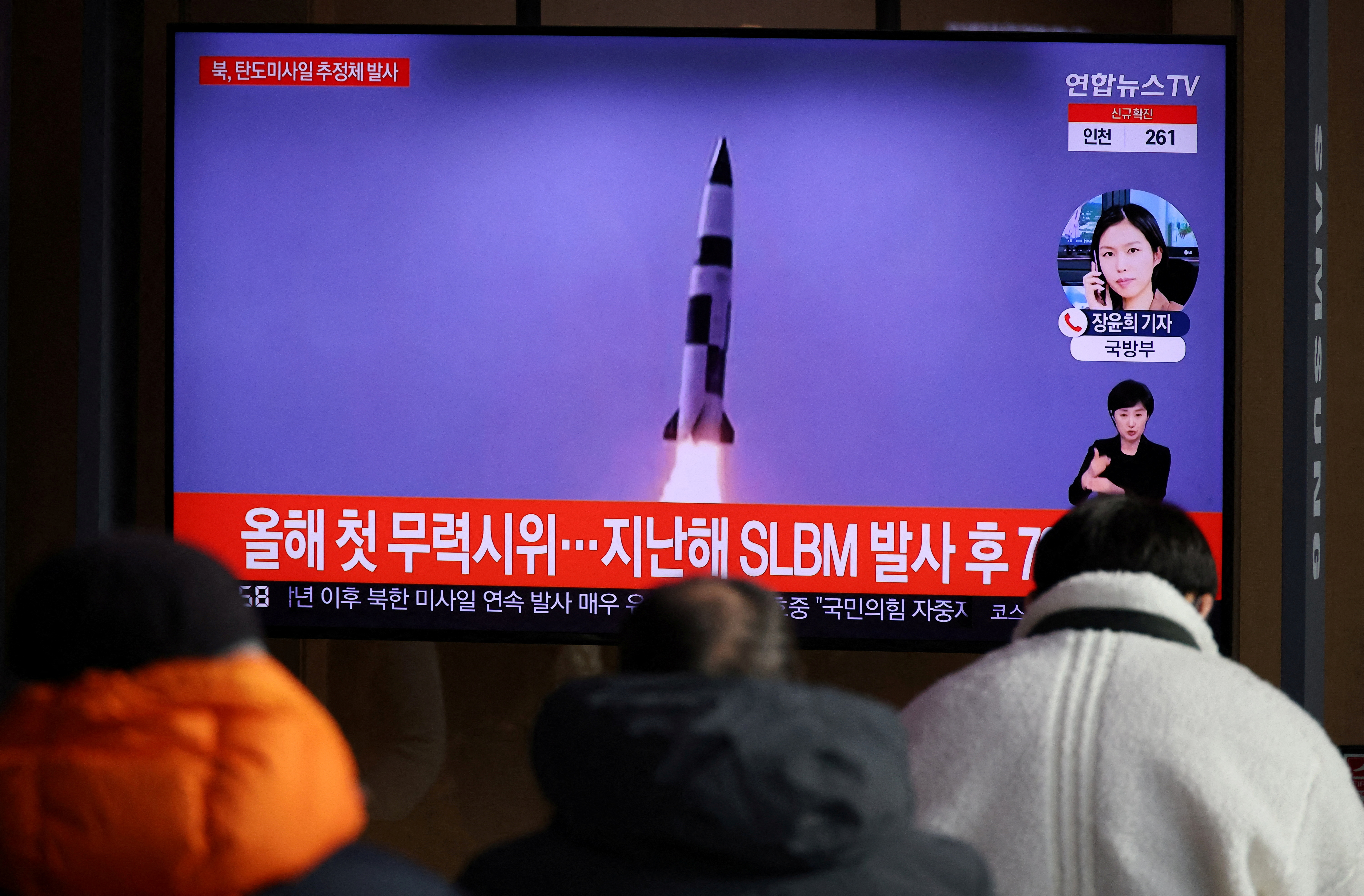 Un grupo de personas observa una televisión que emite imágenes de archivo de una noticia sobre el lanzamiento de un misil balístico por parte de Corea del Norte frente a su costa oriental, en Seúl, Corea del Sur, el 5 de enero de 2022. REUTERS/Kim Hong-Ji