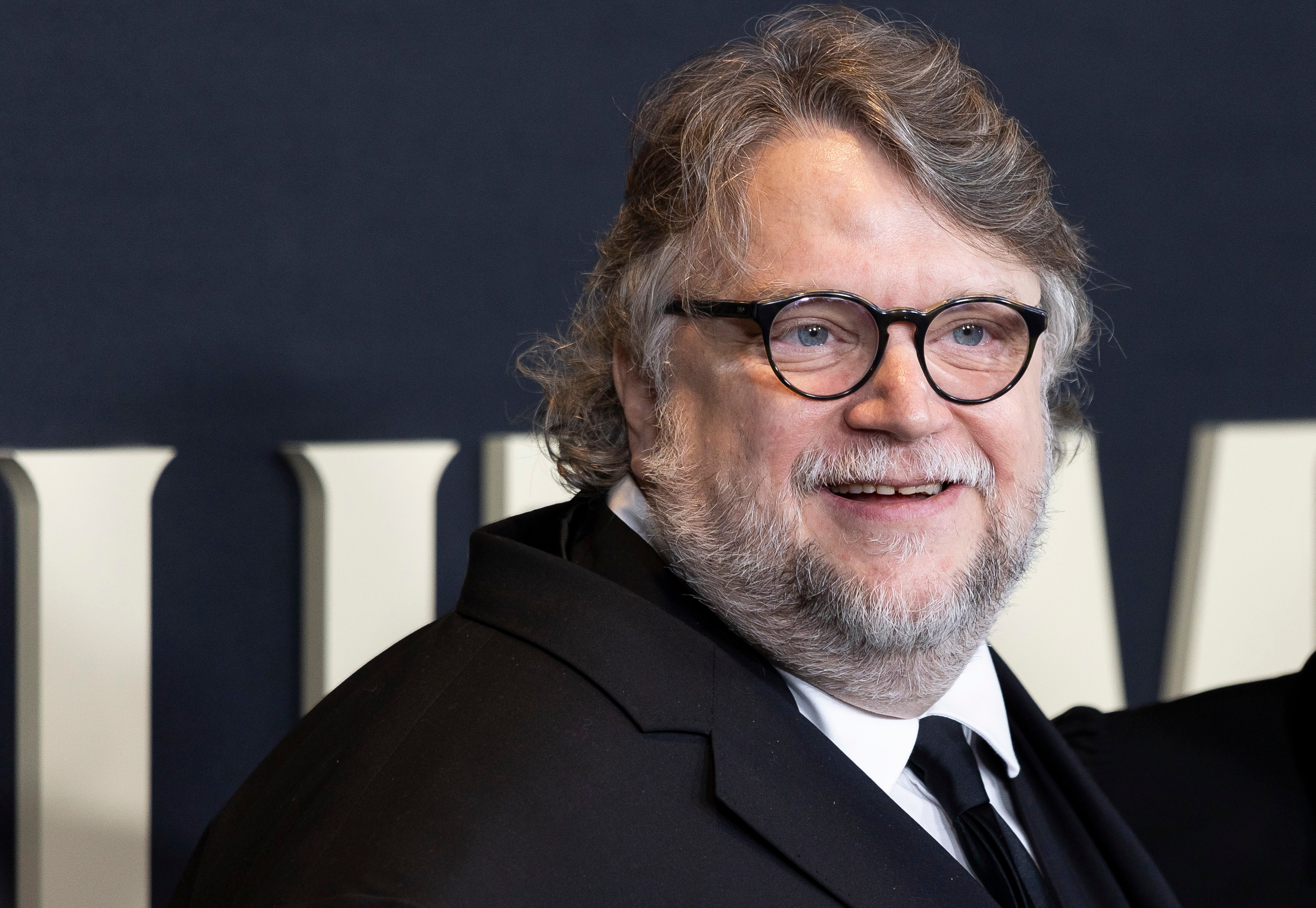 El director de cine Guillermo del Toro posa en la alfombra roja durante la premier de la película 'Nightmare Alley' Foto: EFE/Justin Lane
