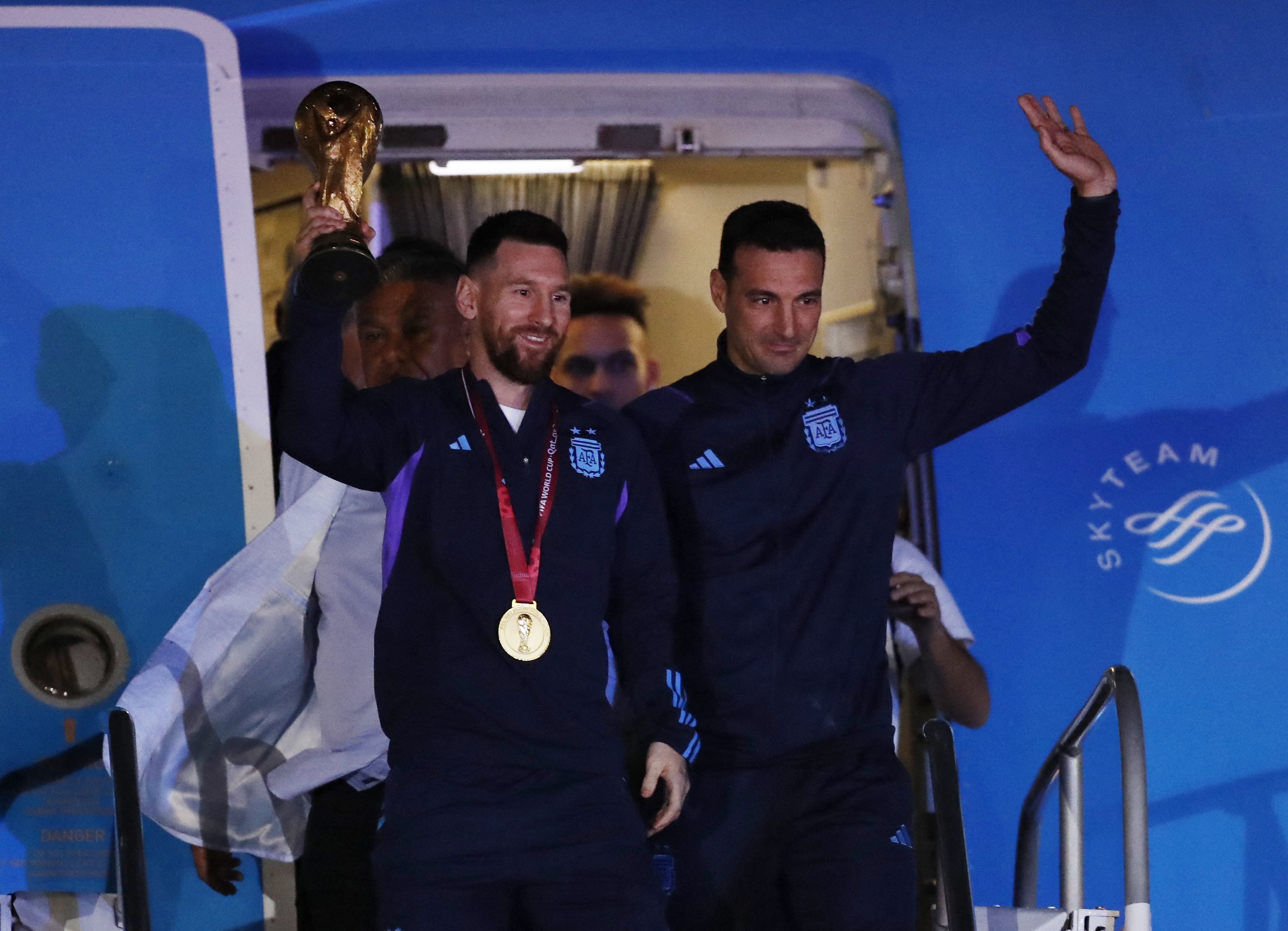 Soccer Football - Argentina team arrives to Buenos Aires after winning the World Cup  - Buenos Aires, Argentina - December 20, 2022 Argentina coach Leonel Scaloni and  Lionel Messi with the trophy during the team's arrival at Ezeiza International Airport REUTERS/Agustin Marcarian