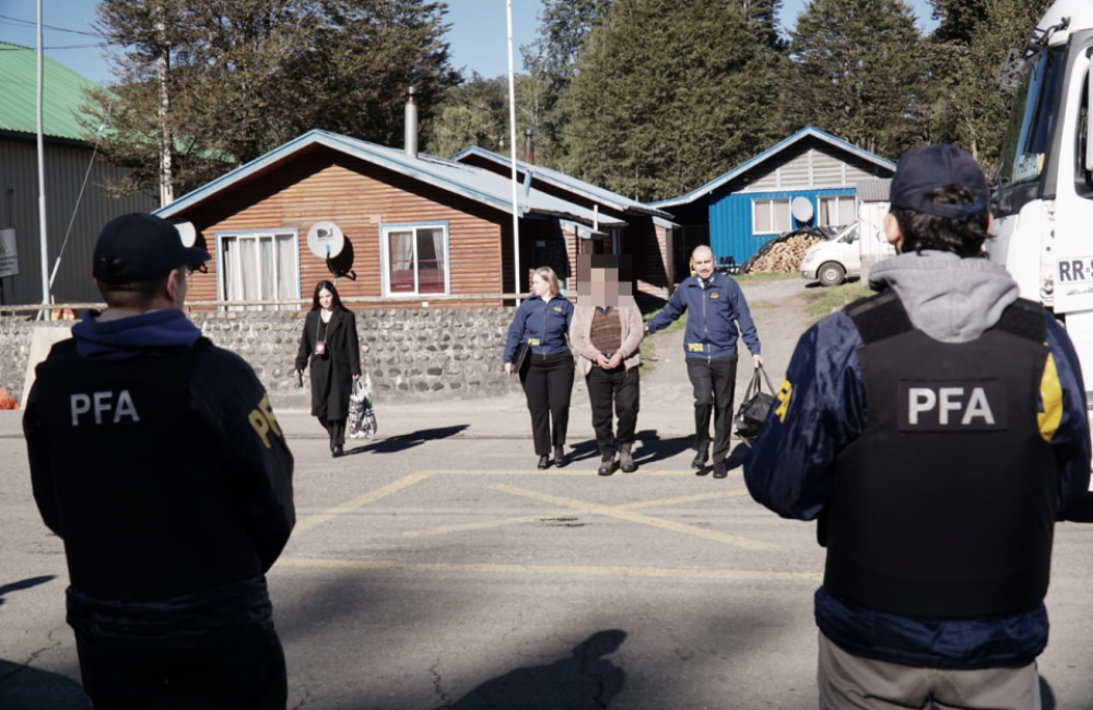 Estuvo 11 a&ntilde;os pr&oacute;fugo en Chile y fue extraditado a Esquel donde enfrentar&aacute; cargos por abuso sexual y corrupci&oacute;n de menores