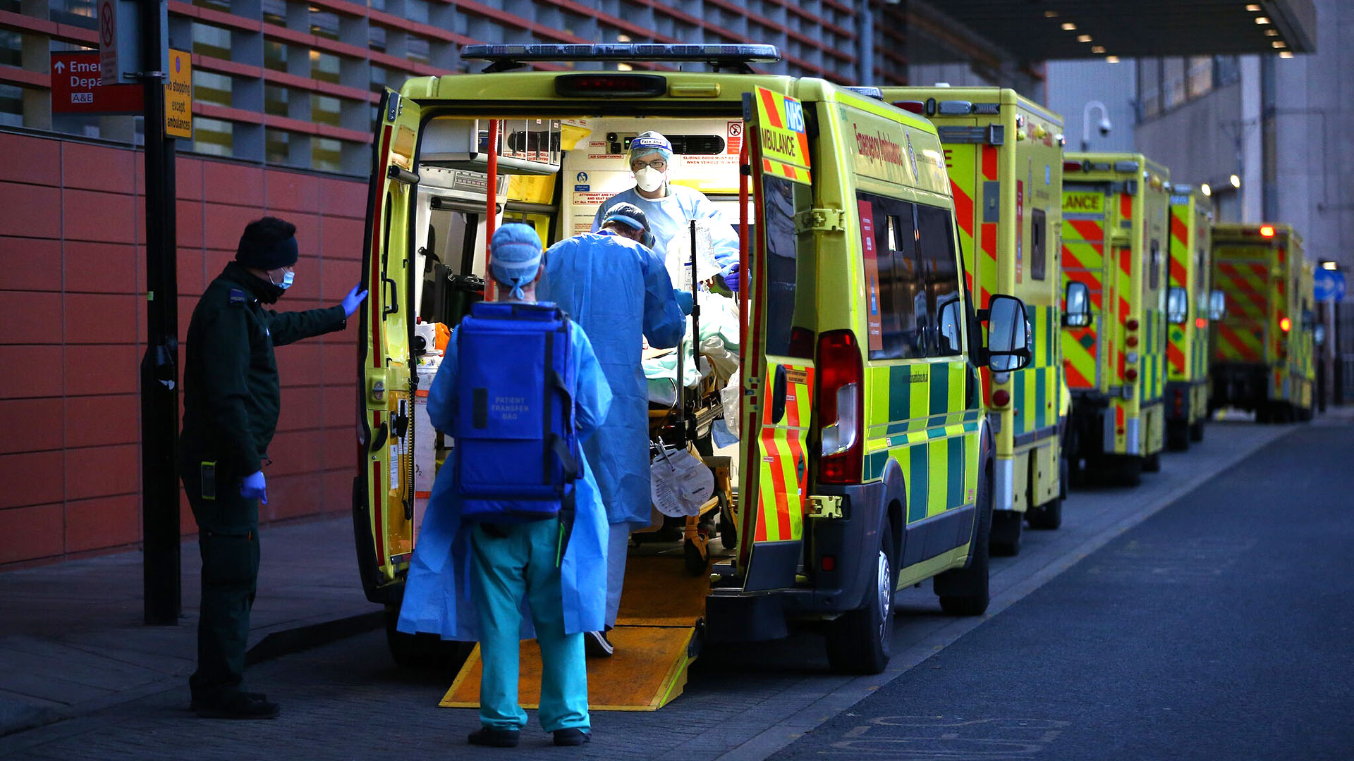 Un paciente con COVID-19 es trasladado al Hospital Real de Londres en enero de 2021 (Foto: Getty Images)