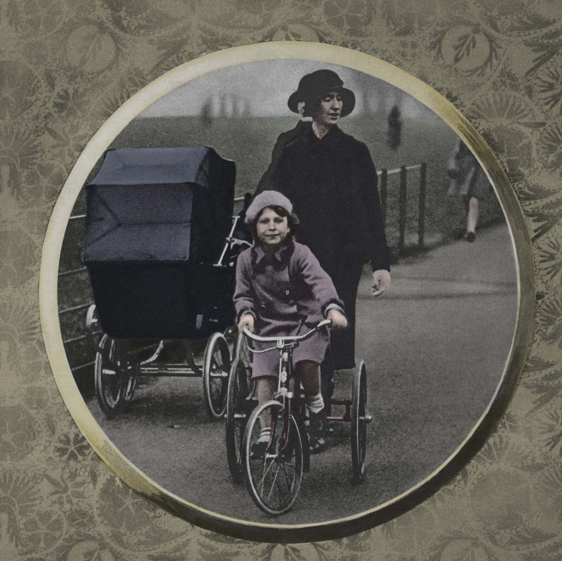 Una fotografía de 1932 en la que las hermanas salieron a dar un paseo junto a su institutriz. Margarita en cochecito e Isabel en su triciclo 