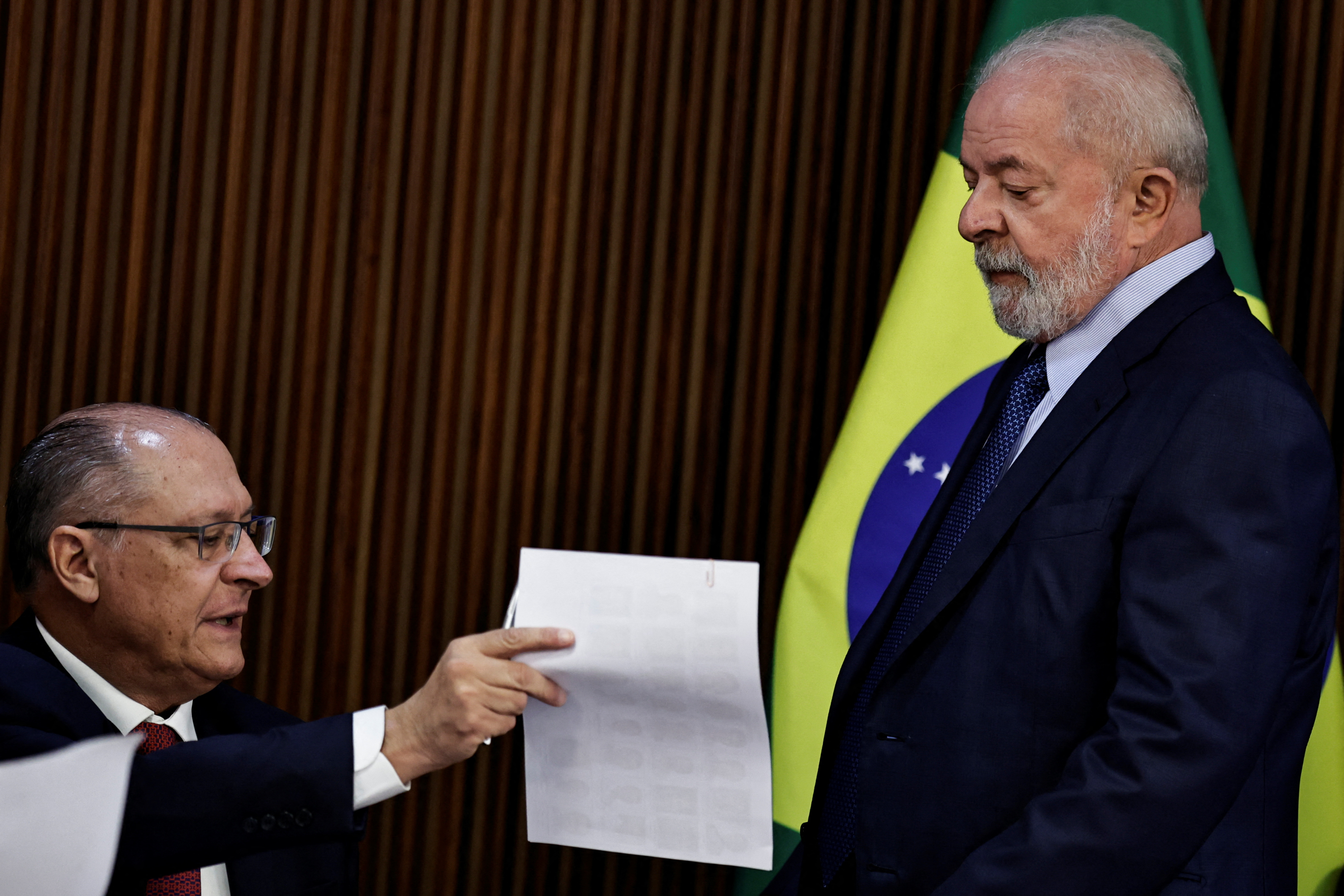 Lula junto a su vicepresidente Geraldo Alckmin durante un encuentro con los gobernadores (REUTERS/Ueslei Marcelino)