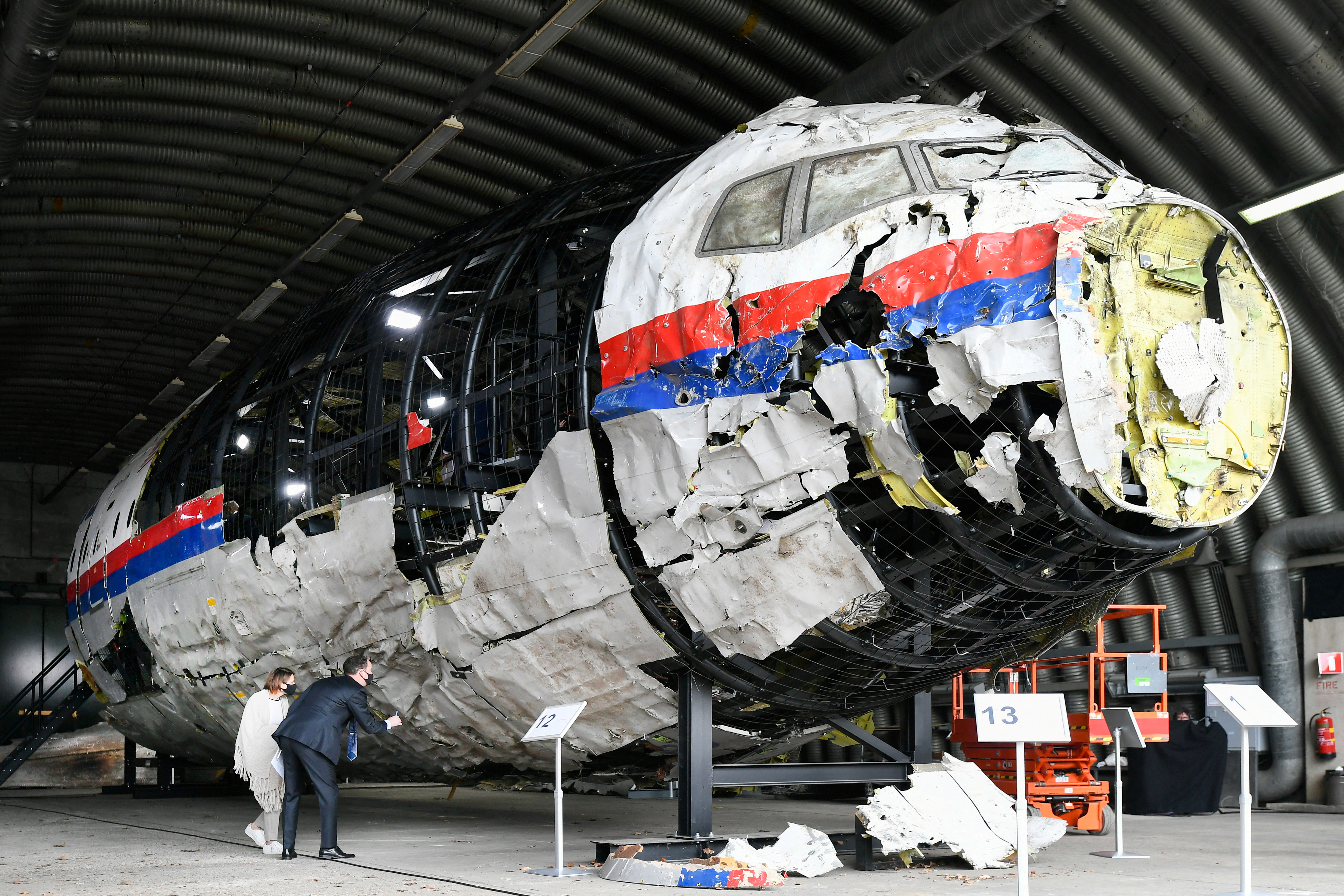 Reconstrucción del fuselaje del avión derribado (Reuters)