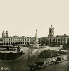 A la derecha el Cabildo y a la izquierda, donde se ubicaba la residencia de los Escalada. Con el tiempo se convertiría en inquilinato (Archivo General de la Nación)
