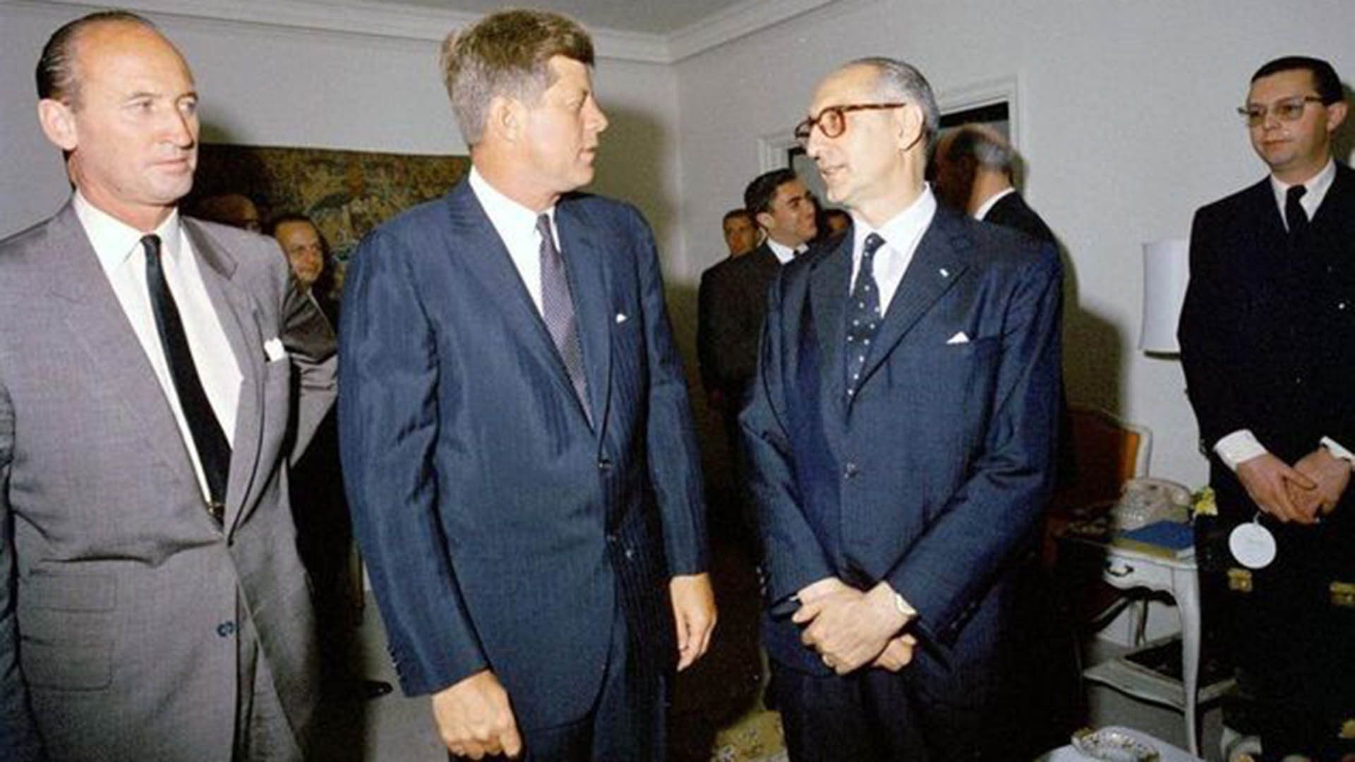 Kennedy en una reunión con el presidente argentino Arturo Frondizi