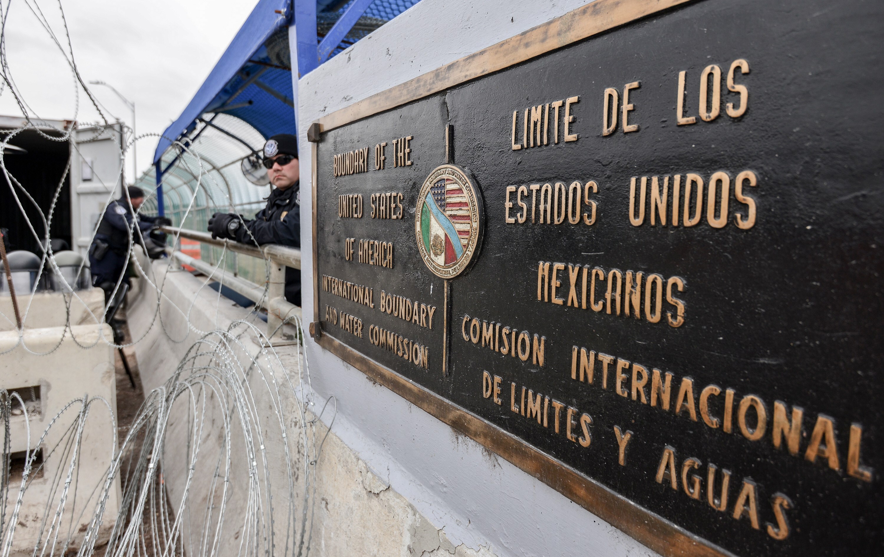 Agentes fronterizos de Estados Unidos vigilan la frontera con México, en una fotografía de archivo. EFE/Miguel Sierra

