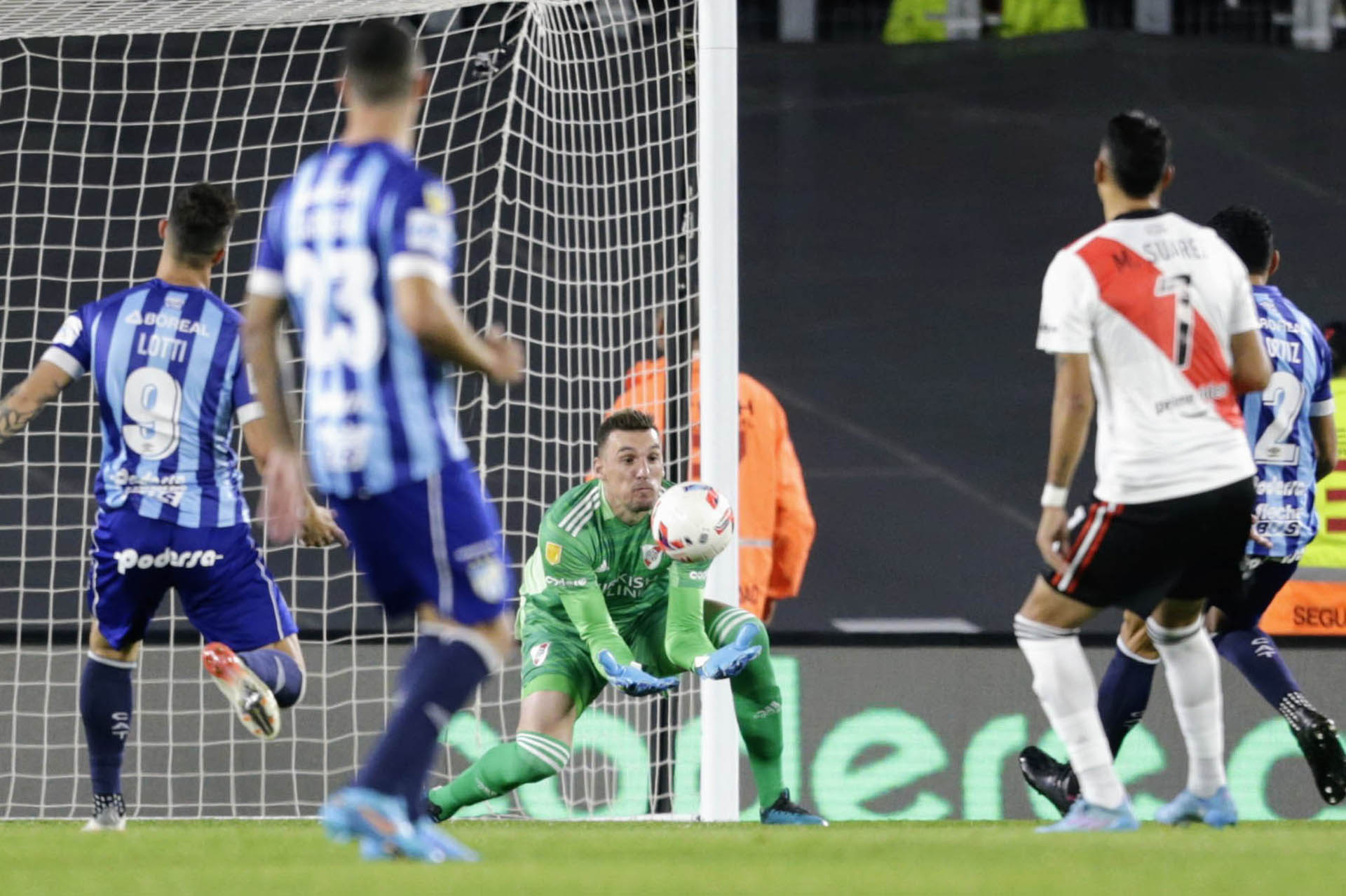 Armani contiene una de los esporádicos intentos de Atlético (@fotobairesarg)