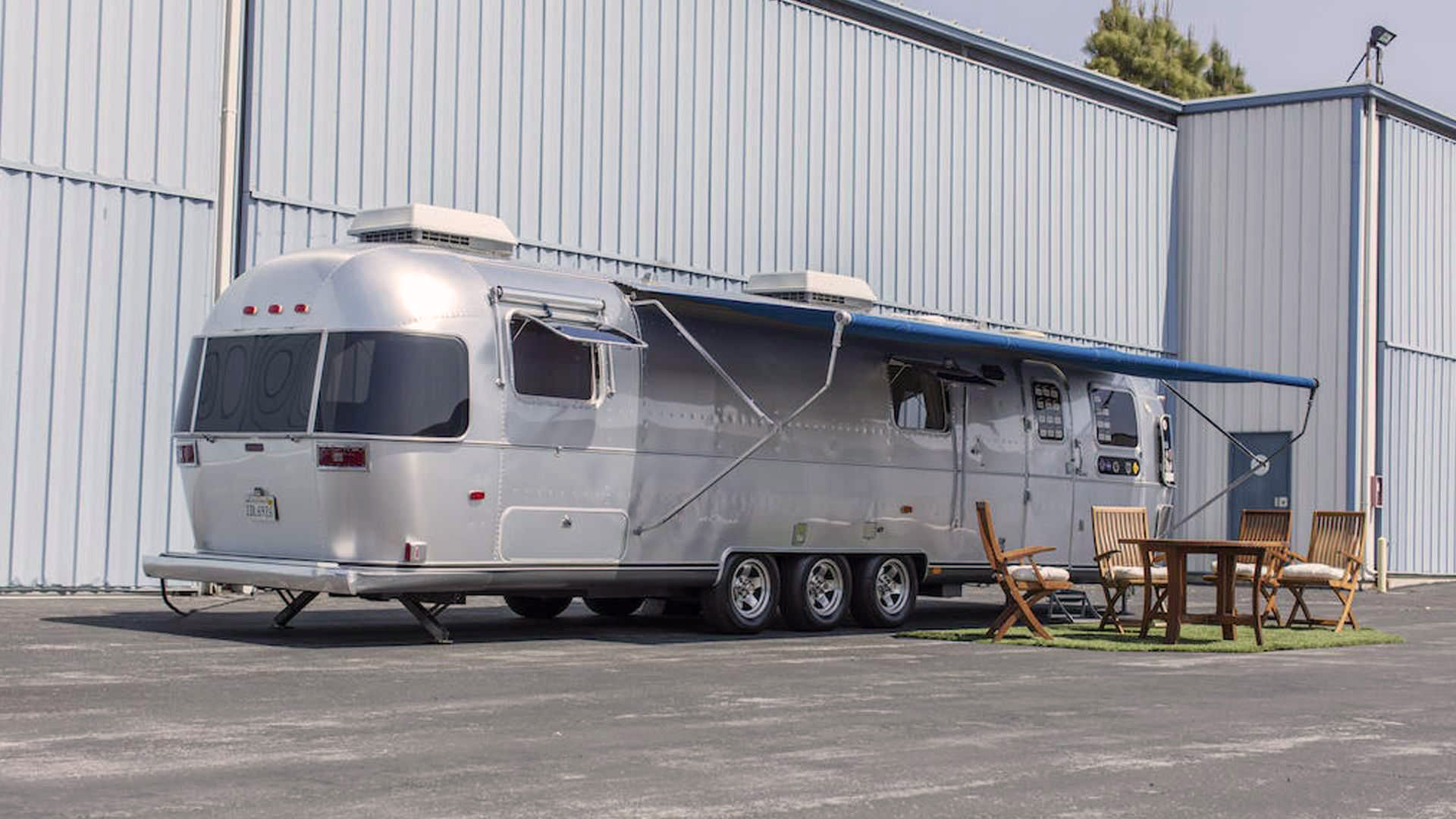 El trailer Airstream Model 34 Limited de Tom Hanks, en el extremo opuesto de DiCaprio y Will Smith