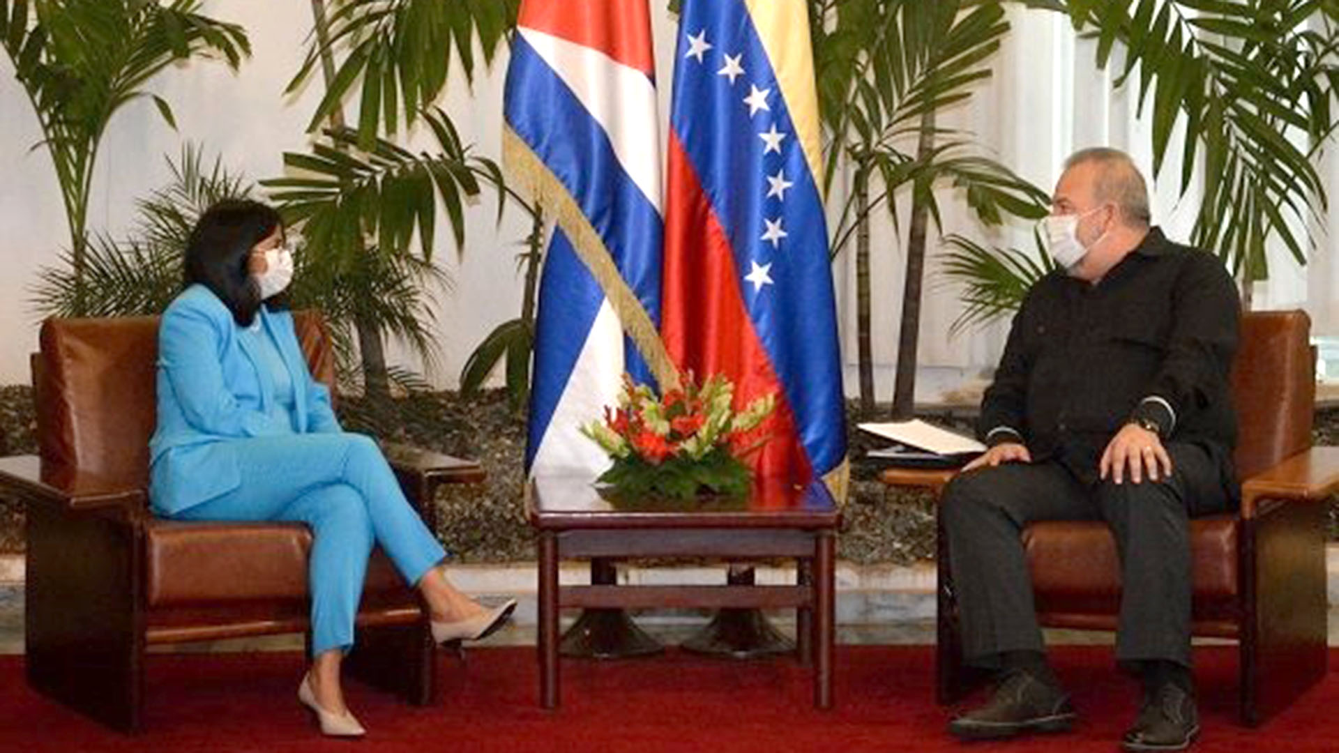 Nicolás Maduro envió a Delcy Rodríguez a Cuba a negociar una estrategia común para evadir las sanciones internacionales