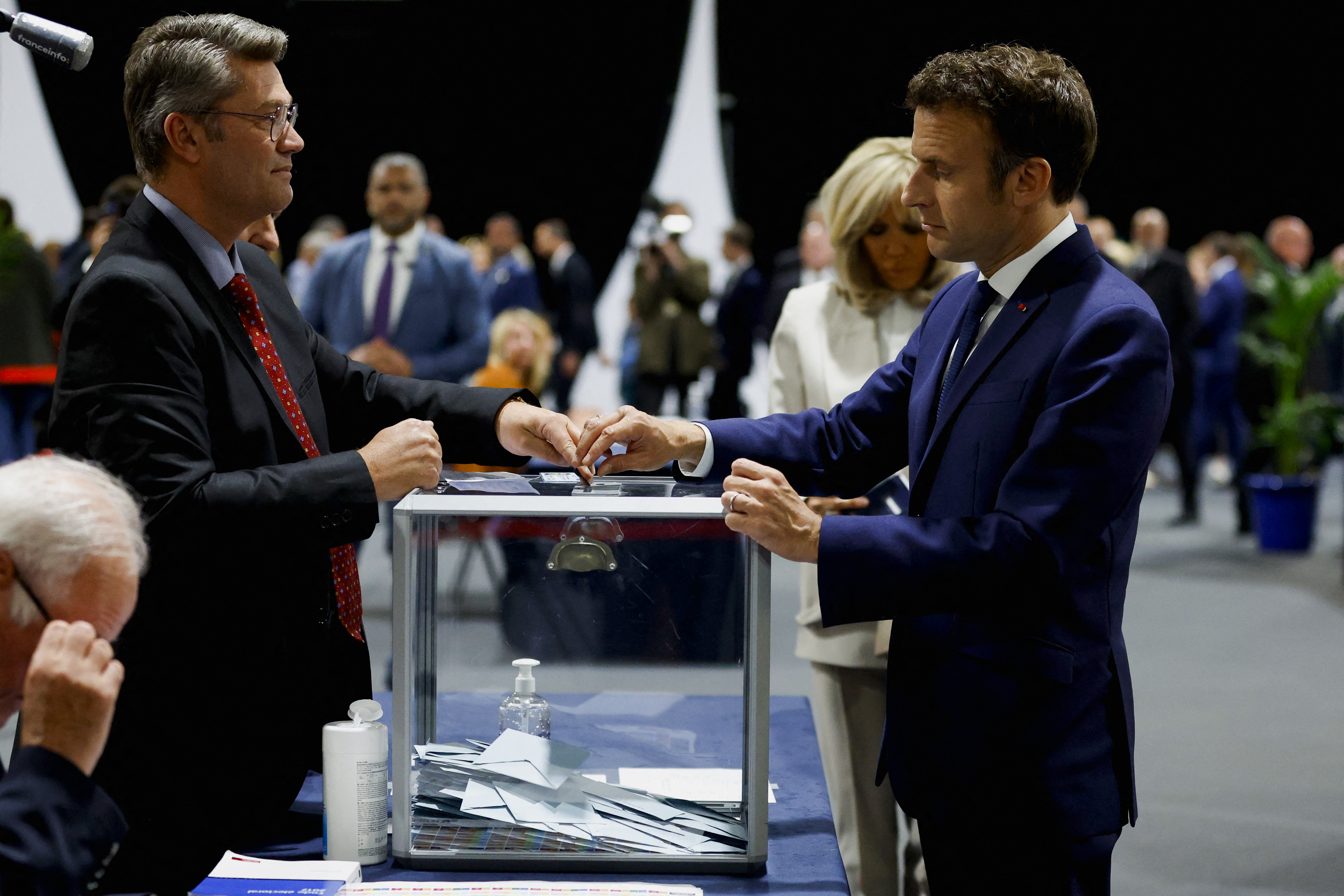 El presidente francés Emmanuel Macron, candidato a su reelección, vota en la segunda vuelta de las elecciones presidenciales francesas de 2022, en un colegio electoral en Le Touquet-Paris-Plage, Francia, el 24 de abril de 2022. REUTERS