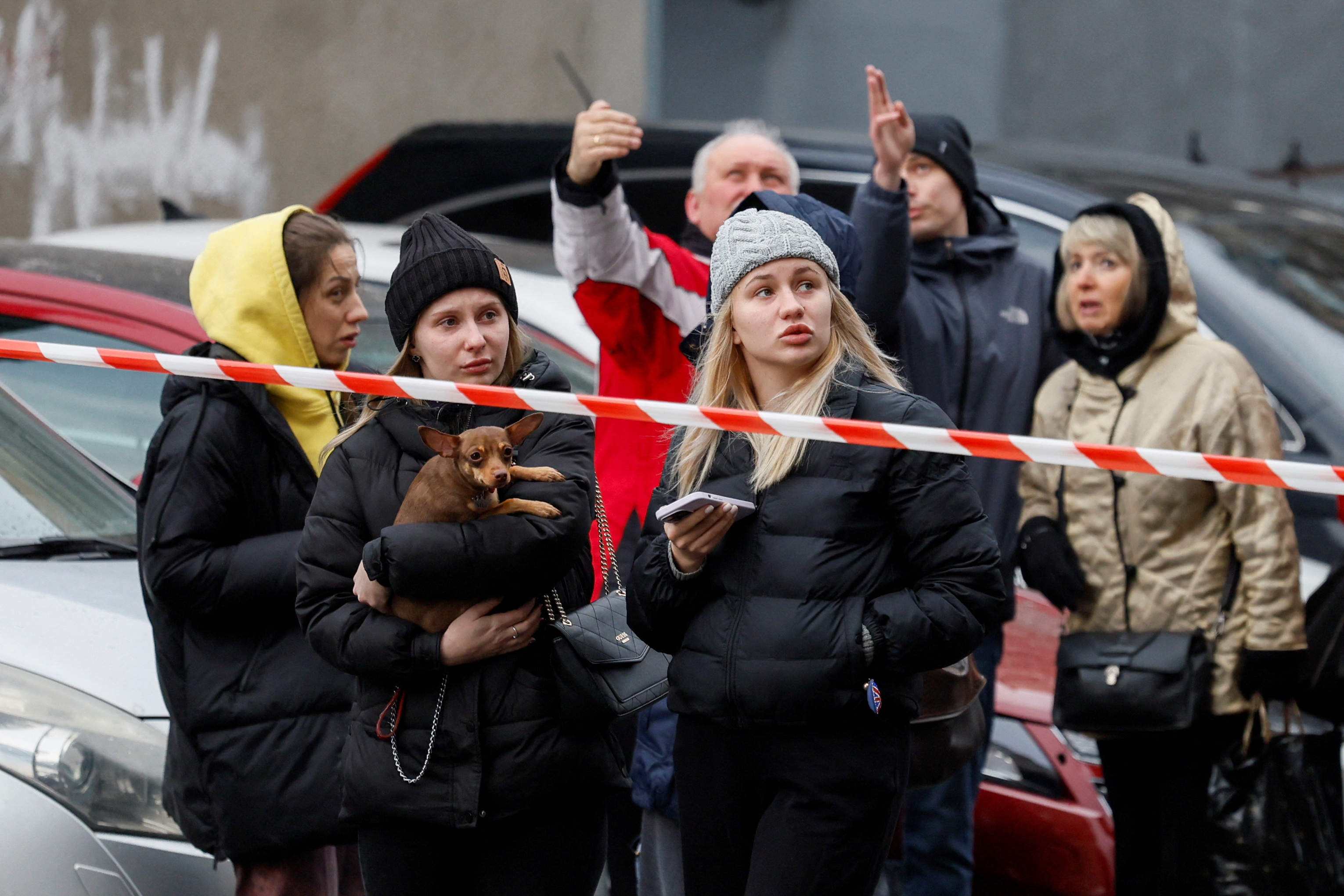 Habitantes de Kiev observan un edificio dañado por el ataque ruso (REUTERS/Gleb Garanich)
