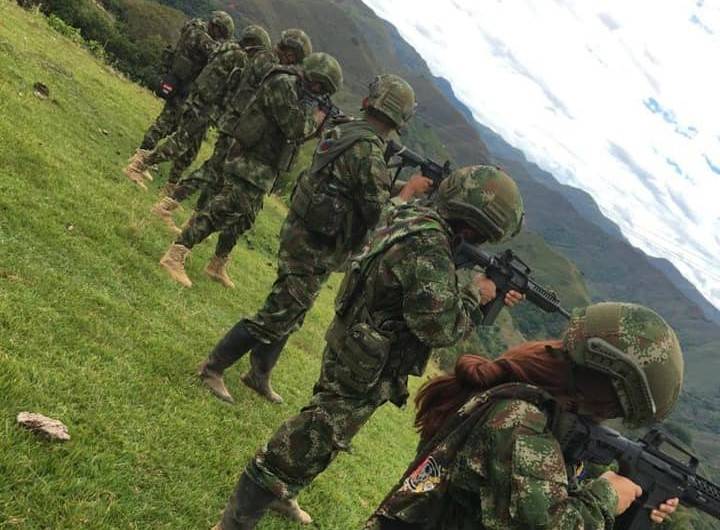 Disidentes del Frente Carlos Patiño en el Cauca exhibiendo su armamento de guerra.