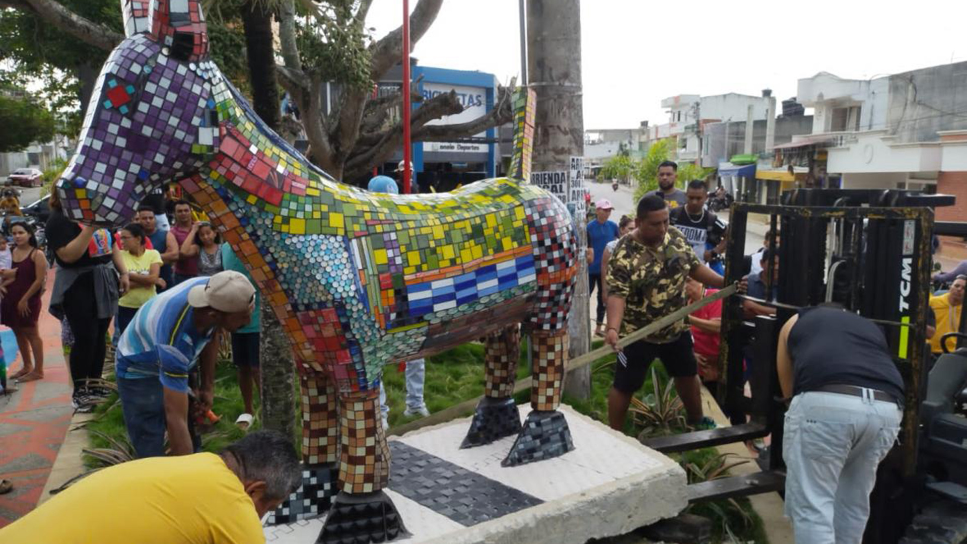 Monumento a la burra fue desmontando de Sincelejo, pero lo recibieron con  caravana en otro municipio de Sucre - Infobae